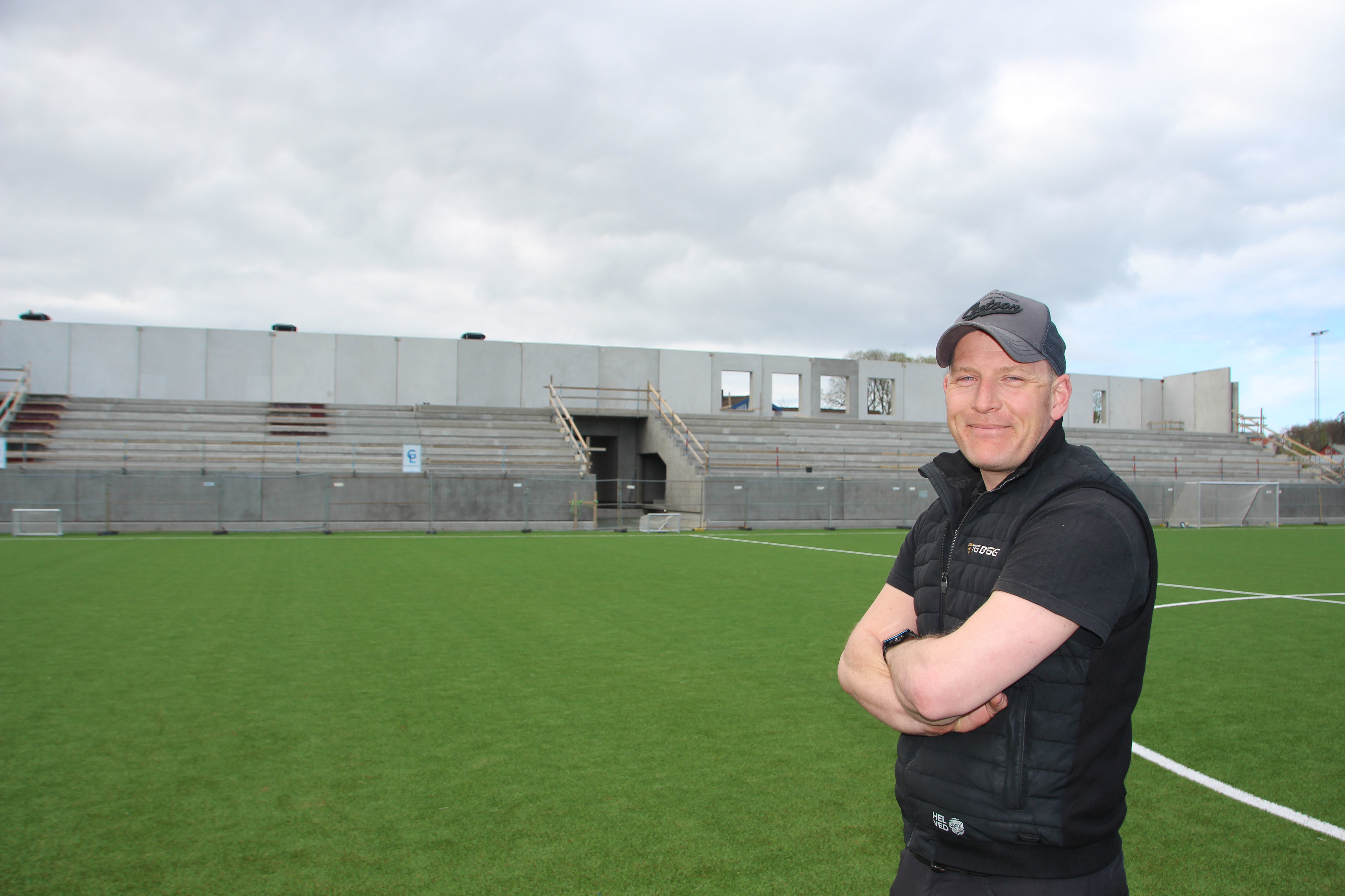 Thomas Gausvik er prosjektleder når firmaet hans TG Bygg skal bygge tribuneanlegget på Vards nye stadion  - Imenco Arena.