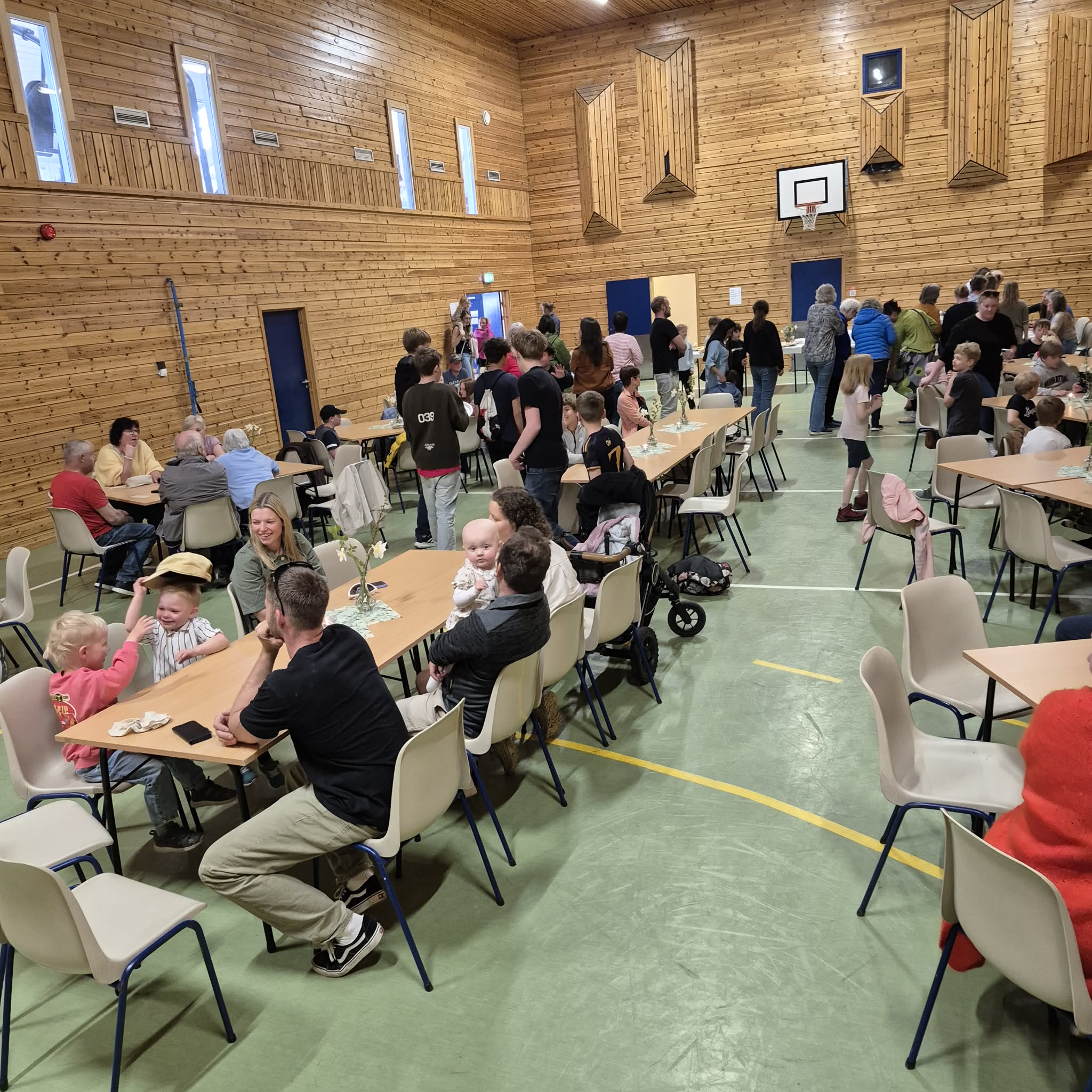 Fullt hus og stort engasjement på basaren til inntekt for skateparken i Nedstrand.
