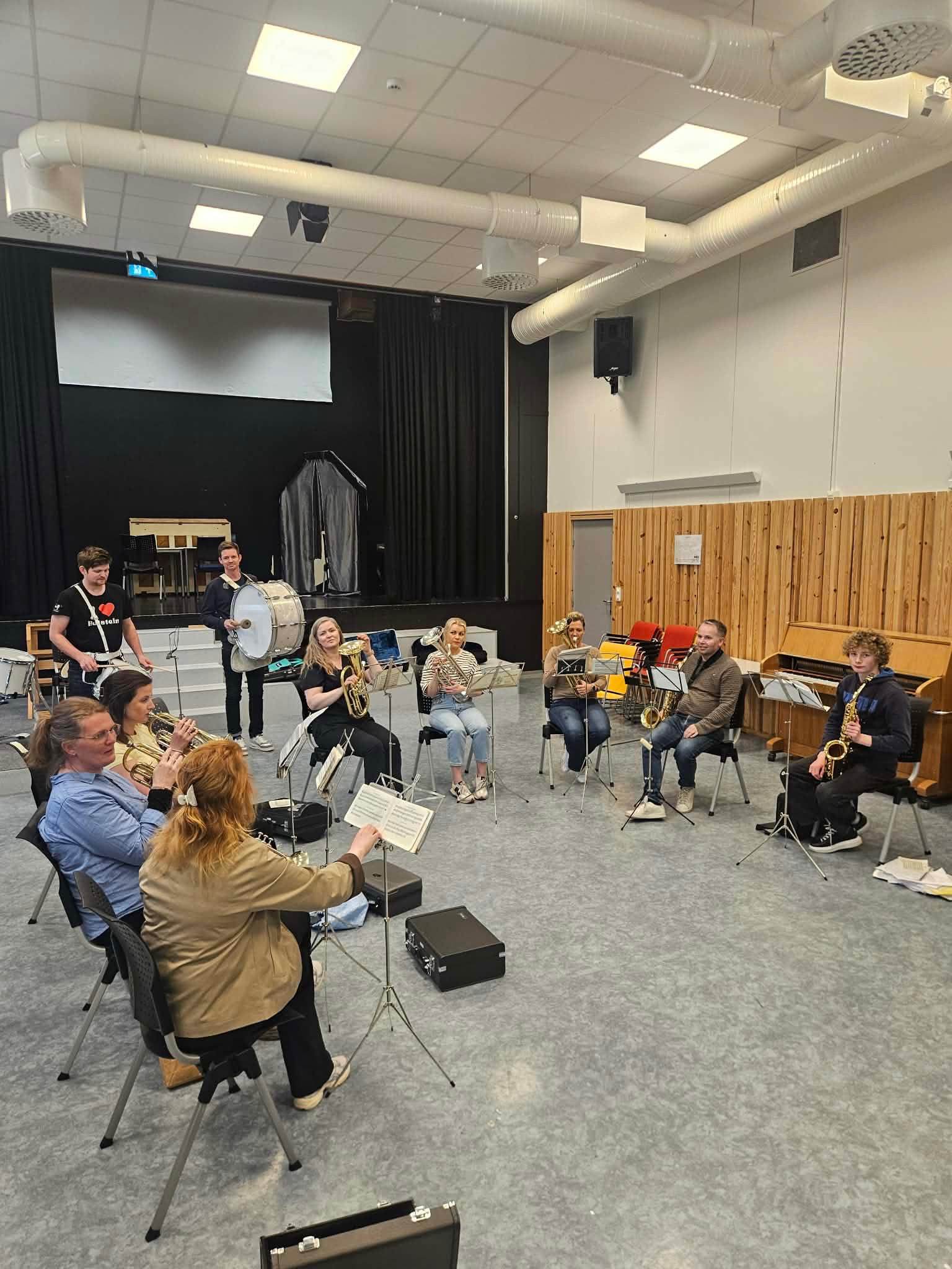 Bildet er frå øvinga veka før 17. mai. 
Trond Angeltveit - bass, Marianne Bjelland - baryton, Erlend Hestvik - saksofon, Danylo Shvedai -  saksofon, Elisabeth Darlen - saksofon, Ragnhild Sivertsen - althorn, Birgitte Åserød - althorn, Lillian Bakke Lervik - kornett, Finn Sletten – kornett, Åshild Apeland – kornett, Marlen Apeland – kornett, Øystein Odland – skarptromme, Norfrid Helen Lønning – skarptromme,  Jone Lønning – skarptromme, Kristian Valle Høie – stortromme. Tre musikantar var ikkje til stades på denne øvinga.
