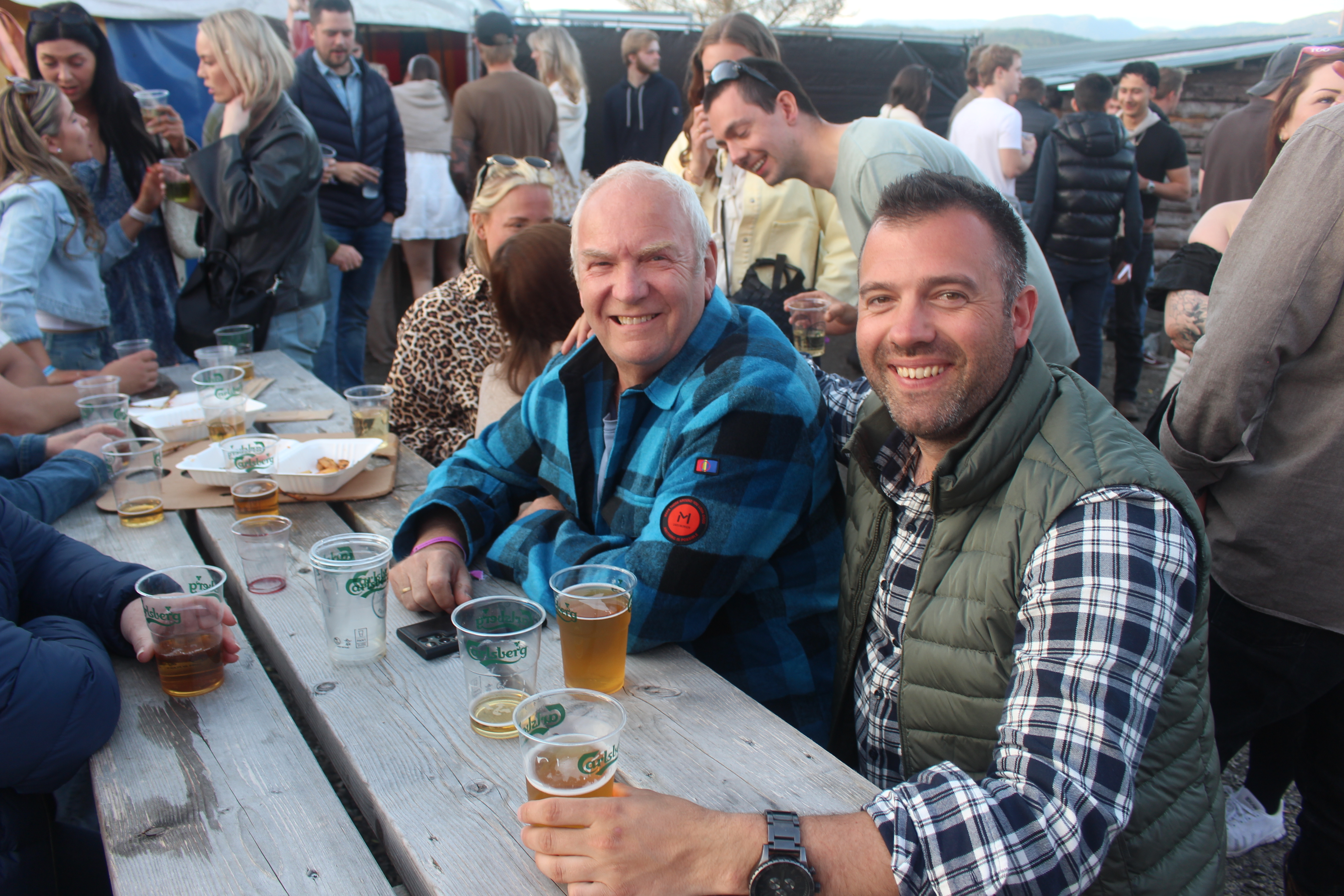 Fin blanding av vaksne og unge folk.
