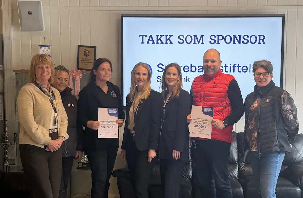 Fra venstre Helene Åsbø Røvang i Sparebank1 Forretningspartner, Kathrine Olsen, daglig leder HHA, Annelin Vorraa Steinsnes, styreleder i Indre Haugaland Ryttersportsklubb, Kristine Heiland Brekke og Karina Helle Hansen fra Sparebank1, Petter Frøyland, nestleder i Faxi Islandshestforening, og Helene Bergersen, styreleder i HHA.