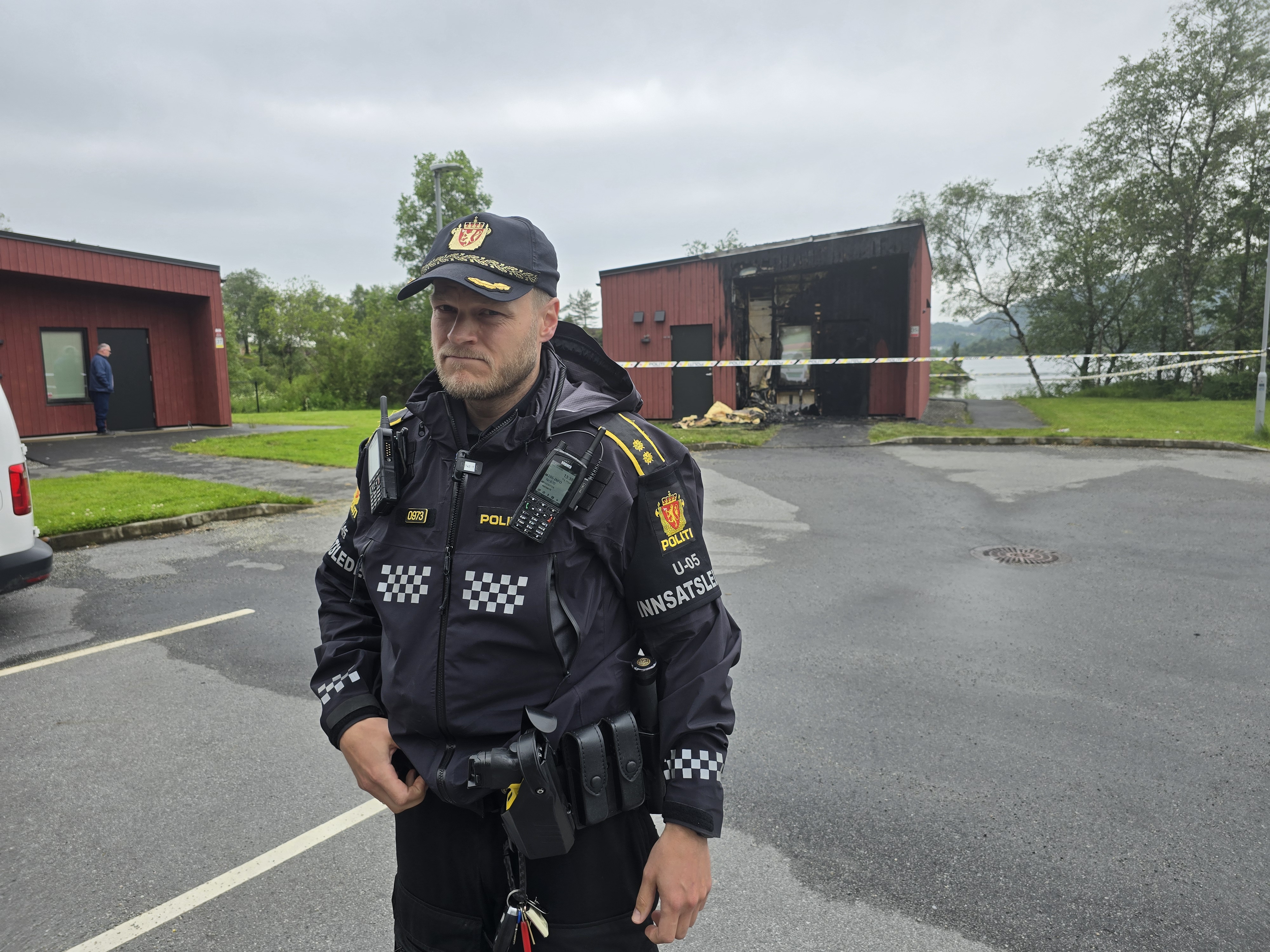 – En person er pågrepet og er inne til avhør etter brannen i Aksdal, sier innsatsleder i politiet Ole Bernard Iversen. Foto: Alf-Einar Kvalavåg