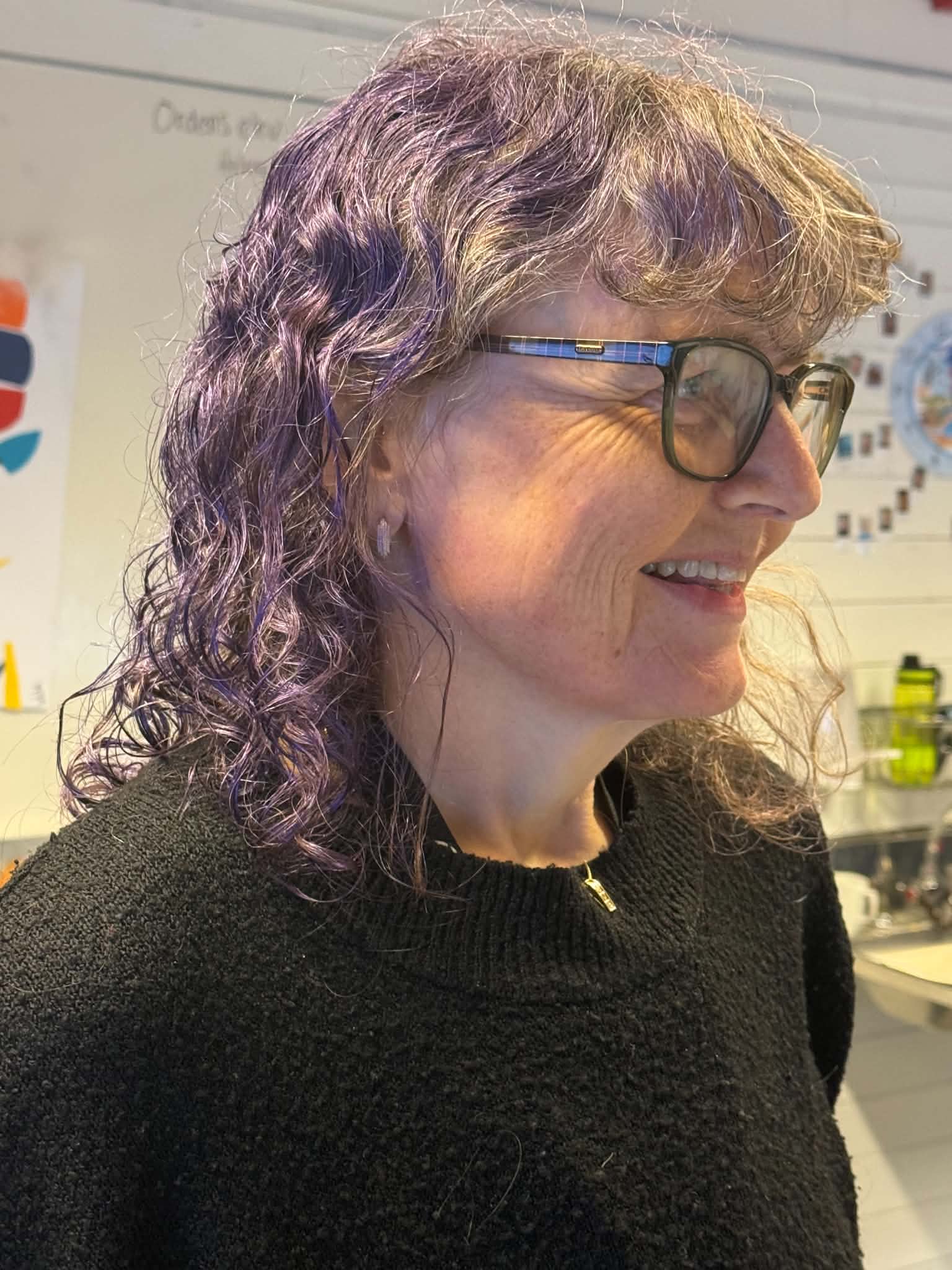 – Om dere slår meg i mattemaraton, så skal de som klarer det, få farge håret mitt i en valgfri farge. En setning kontaktlærer Kjerst Jøsok kanskje treger litt på... eller kanskje ikke.... Foto: Inger Kvamme