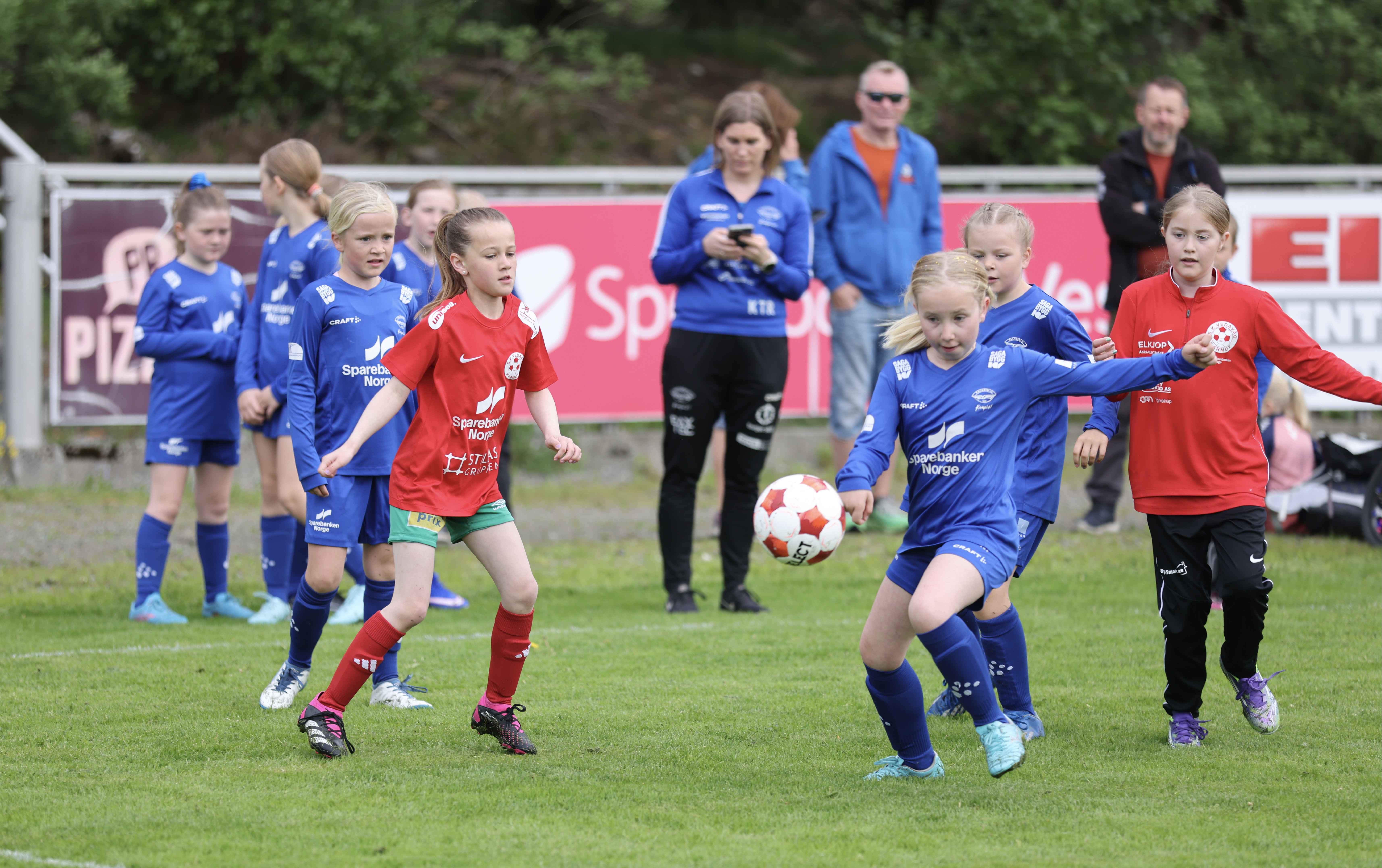 Falkeid-jentene var på hjemmebane denne gangen og møtte blant andre Vedavåg. Foto: Alf-Einar Kvalavåg