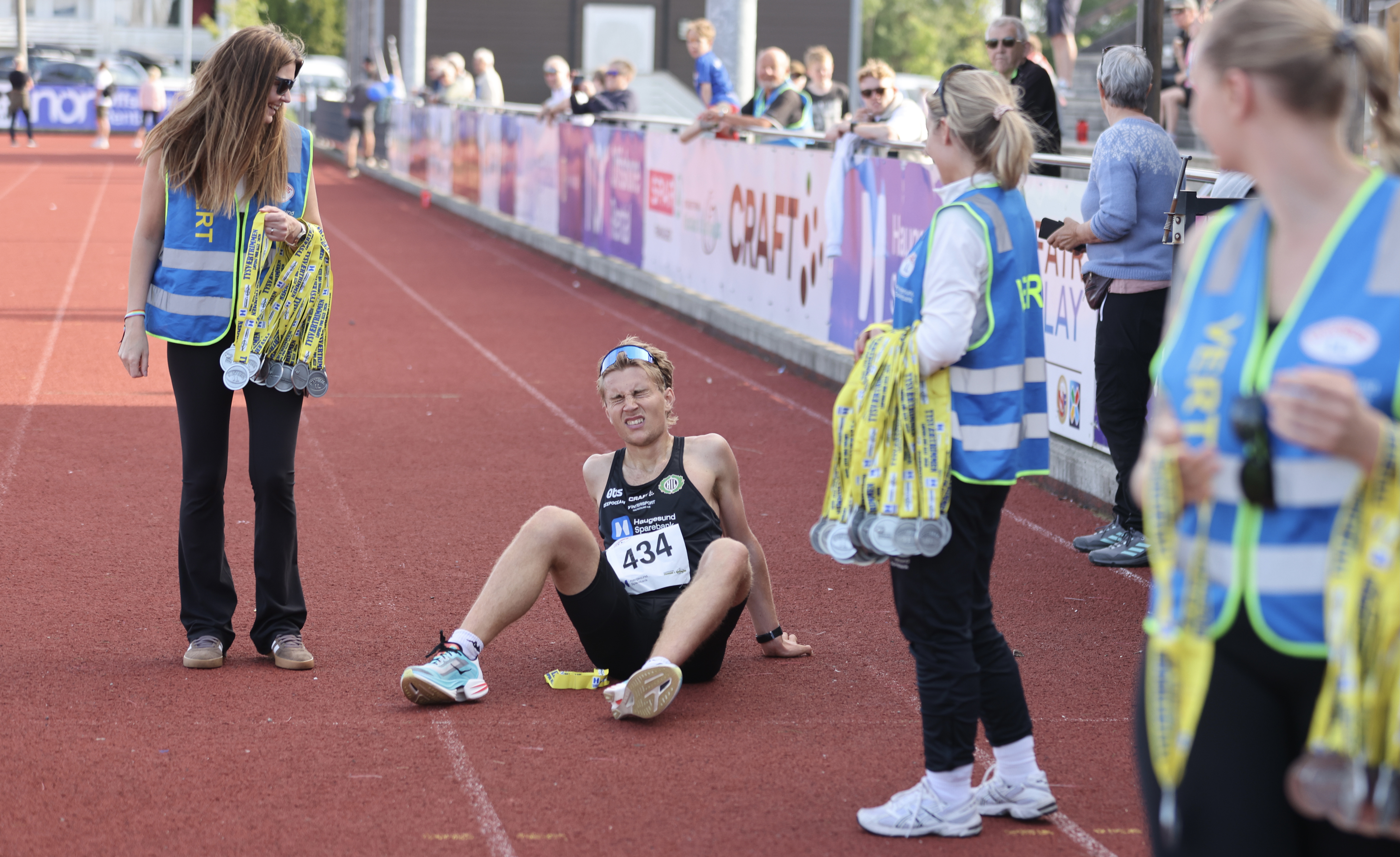 Silje Angler Nesheim og Vivian Kyte fra Stegaberg IL tok imot en sliten Simon Østereng Veland som vant årets utgave av Tysværtrimmen. Foto: Alf-Einar Kvalavåg