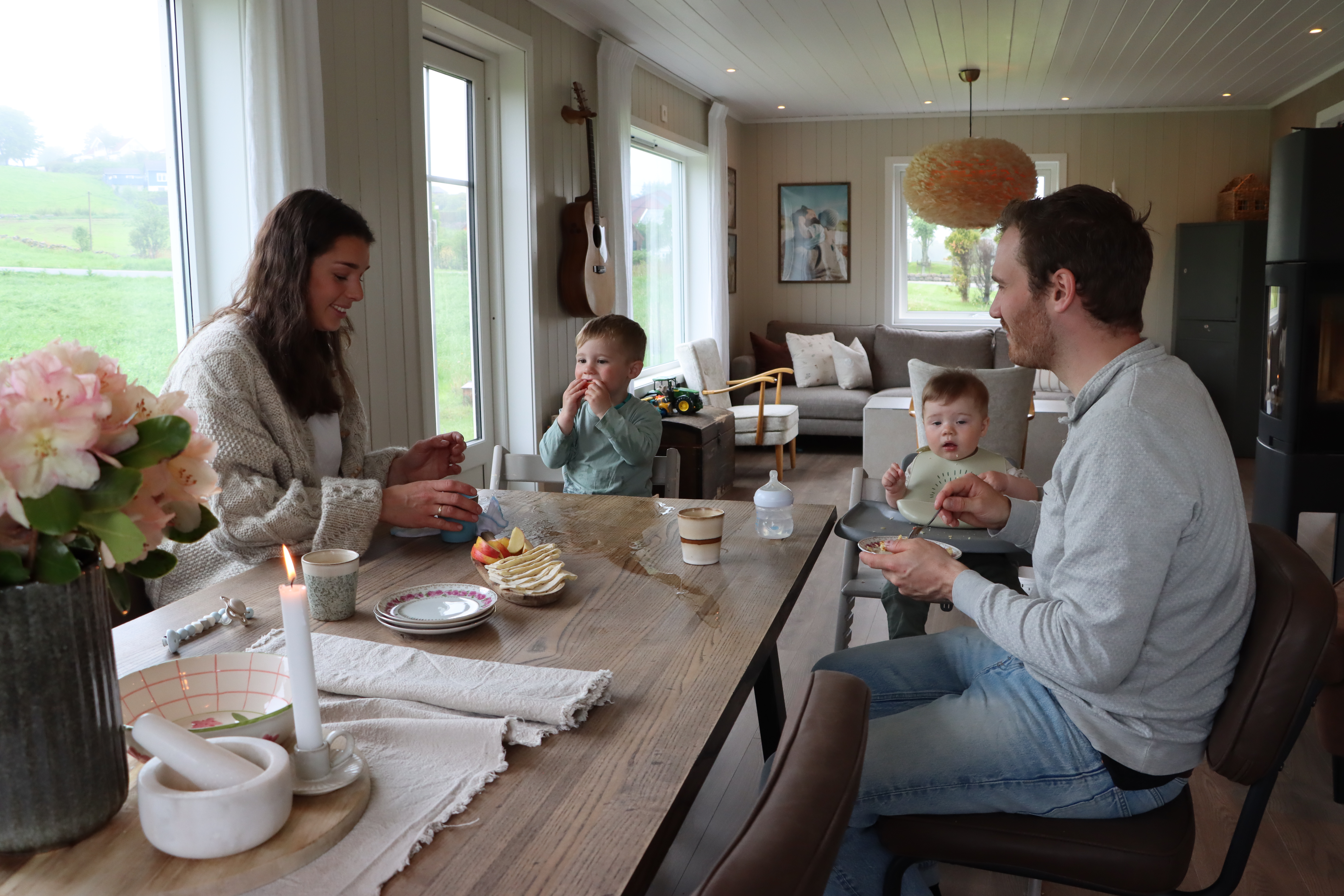 Familien Eikemo Slinning er midt i lunsjforberedelsene når avisen kommer på besøk. Nyplukkede blomster er satt på bordet, hvor en liten edderkopp holder hus.