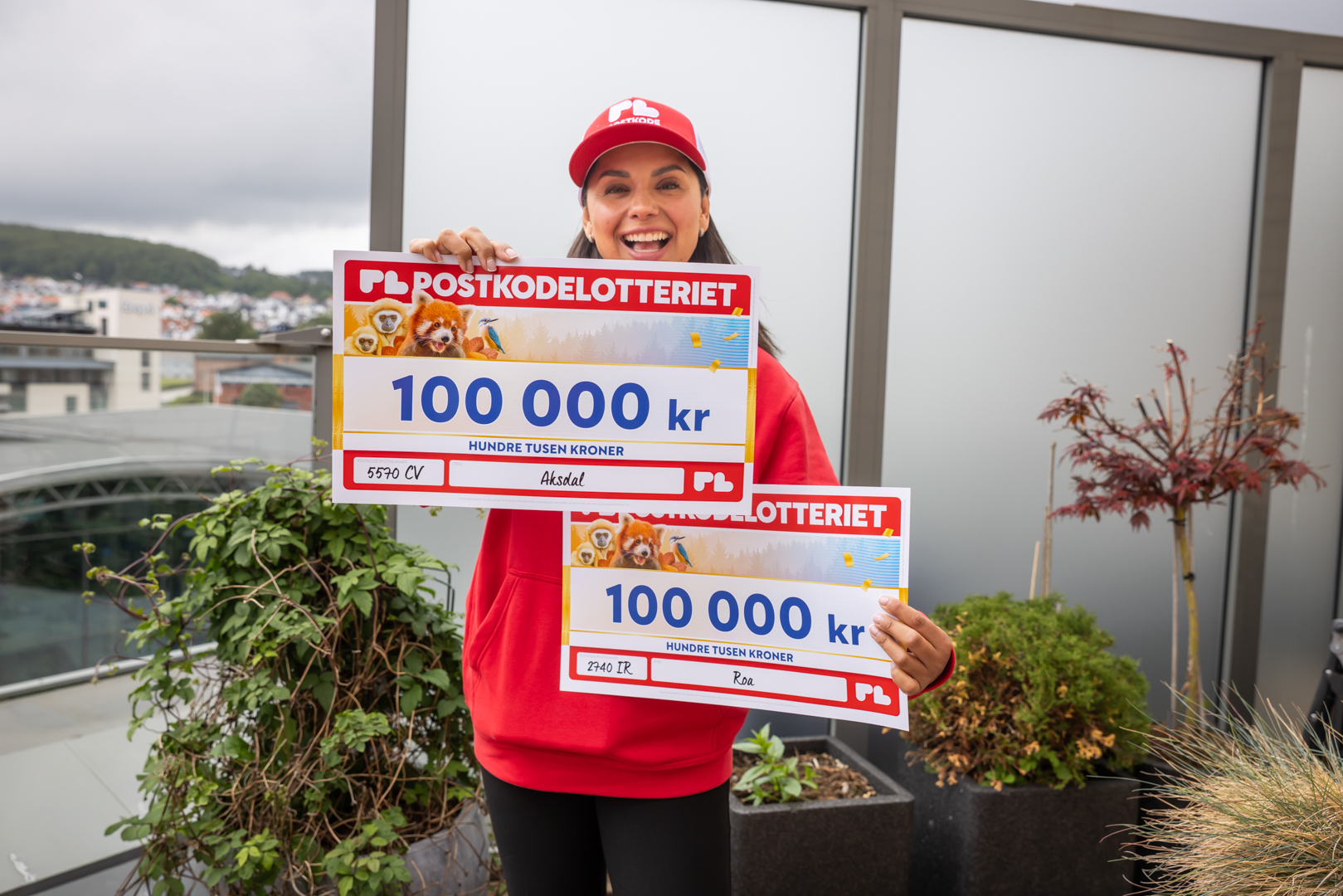 Jorun Stiansen med hver to gevinstsjekker på 100 000 kroner.
Den ene sjekken skal til 2740 IR Roa. Den andre er på vei til 5570 CV Aksdal.
