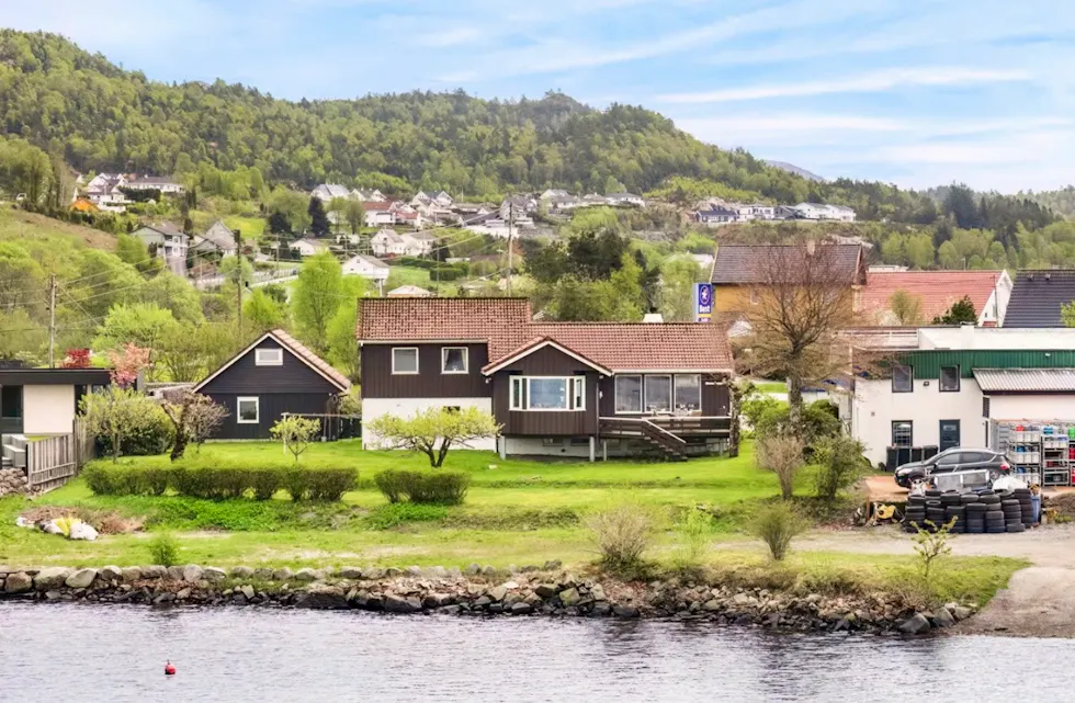 Skjoldastraumsvegen 1152 ligger på en romslig tomt i vannkanten på innsiden av slusen i Skjoldafjorden. I mai fikk eiendommen ny eier.