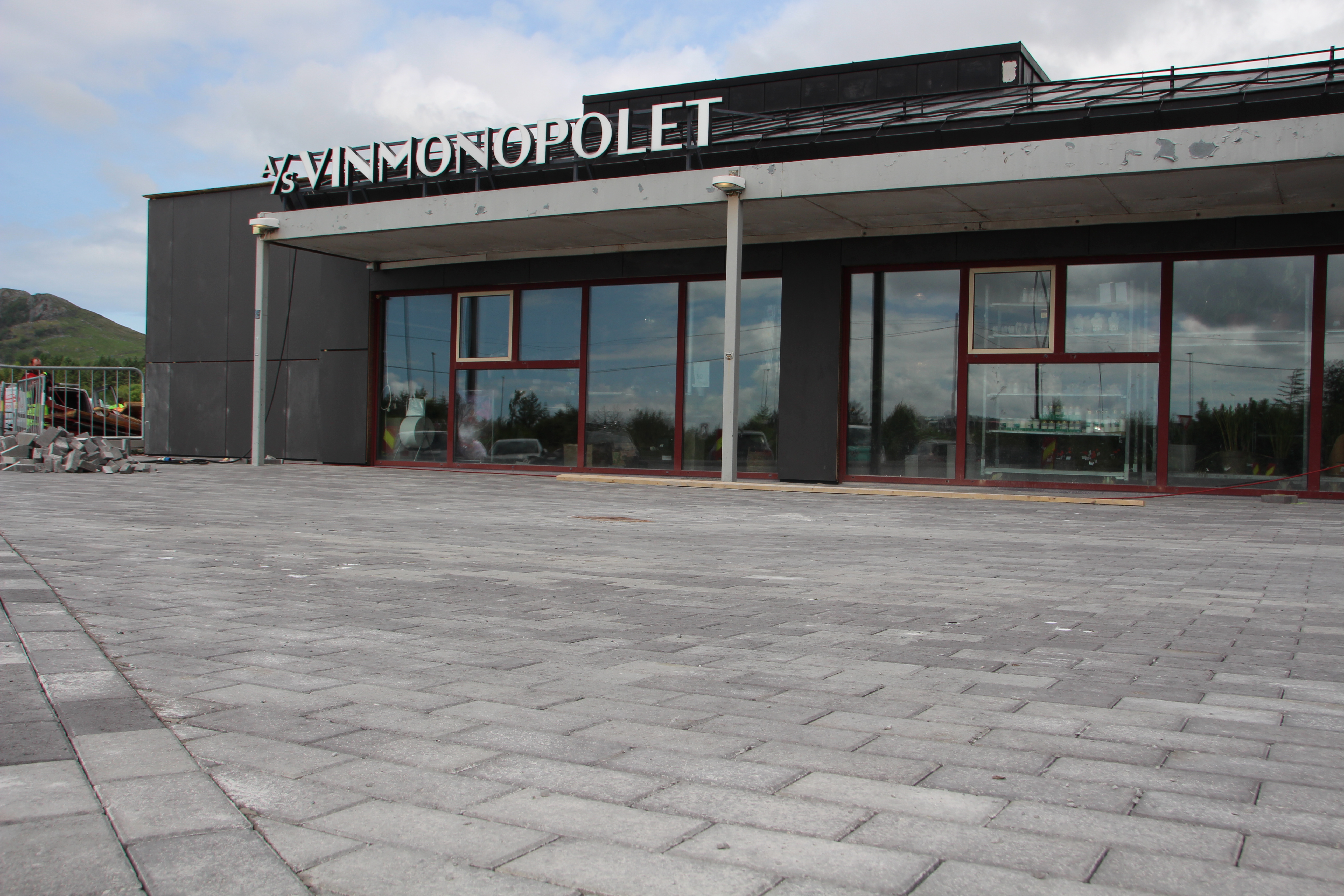 Samtidig som utbyggingen av Aksdal Senter nå går inn i en sluttfase, oppgraderes hele bygget med ny fasade og belysning.