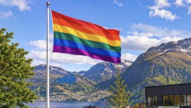 12. juni skal Tysværskolene markere mangfold og inkludering med å heise opp regnbueflagg. Foto: Skjermdump/Tysvær kommune.