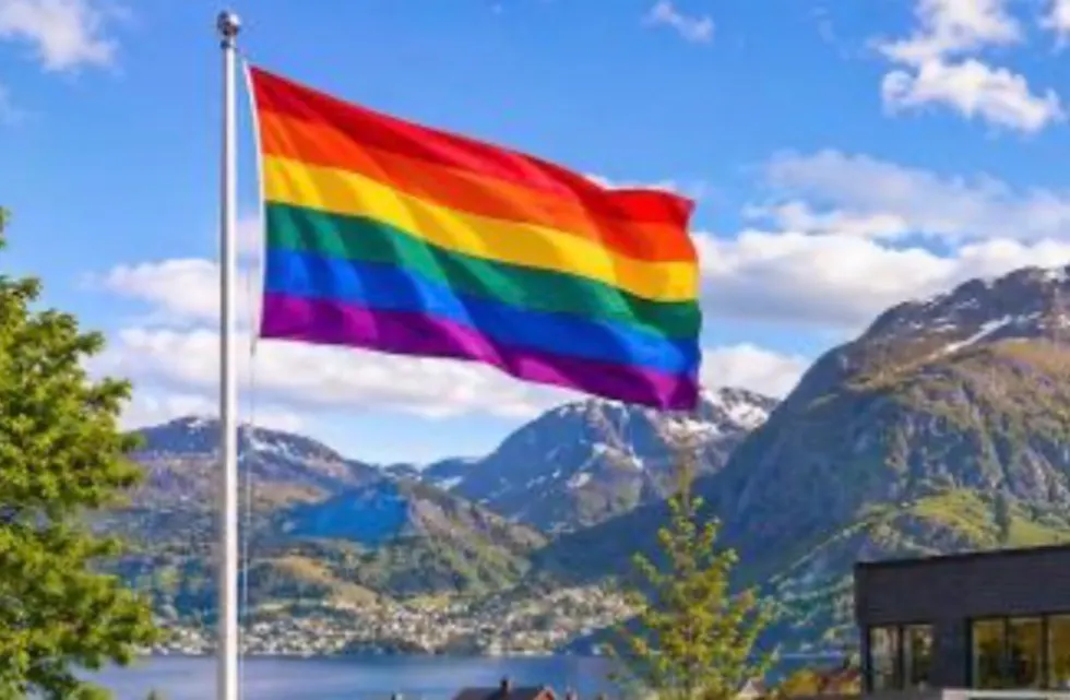 12. juni skal Tysværskolene markere mangfold og inkludering med å heise opp regnbueflagg. Foto: Skjermdump/Tysvær kommune.