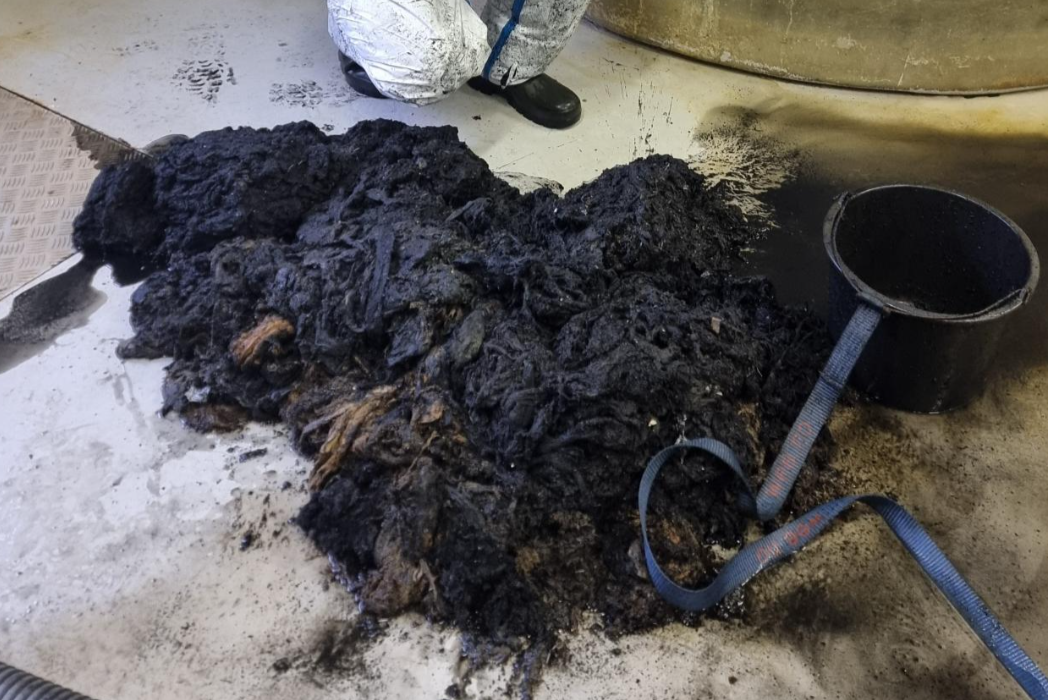 Slik kan det sjå ut når klede blir kasta i kloakken. Foto: Tysvær kommune