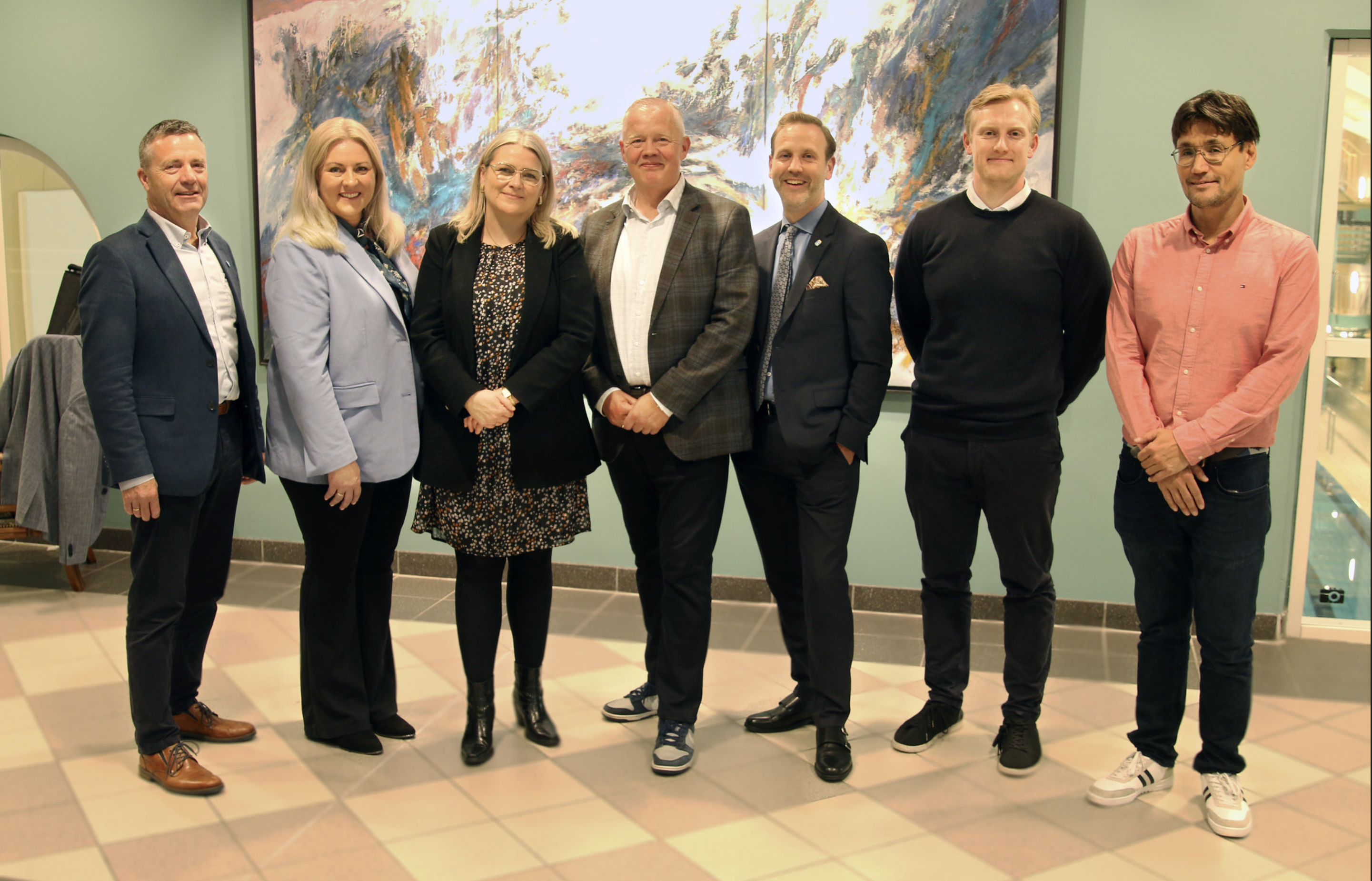 Ordfører Bokn Egil Bokn, Ordfører Tysvær Monika Lindanger, Tiril Fjeld (Haugaland Næringspark, Johann Thor Jonsson (atNorth), ordfører Haugesund Nils Konrad Bua, Øystein (atNorth), Paal Sinna (atNorth)

Foto: PYX