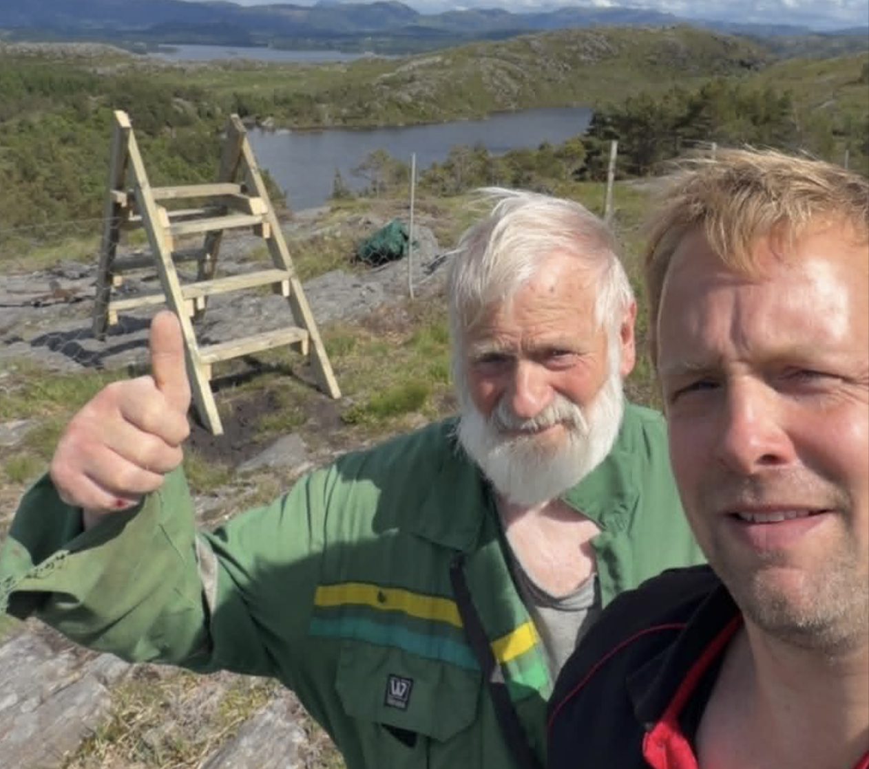 Åsmund og Knut Ottar Kringeland har fiksa gjerdeklyvarane på veg til Valhest.