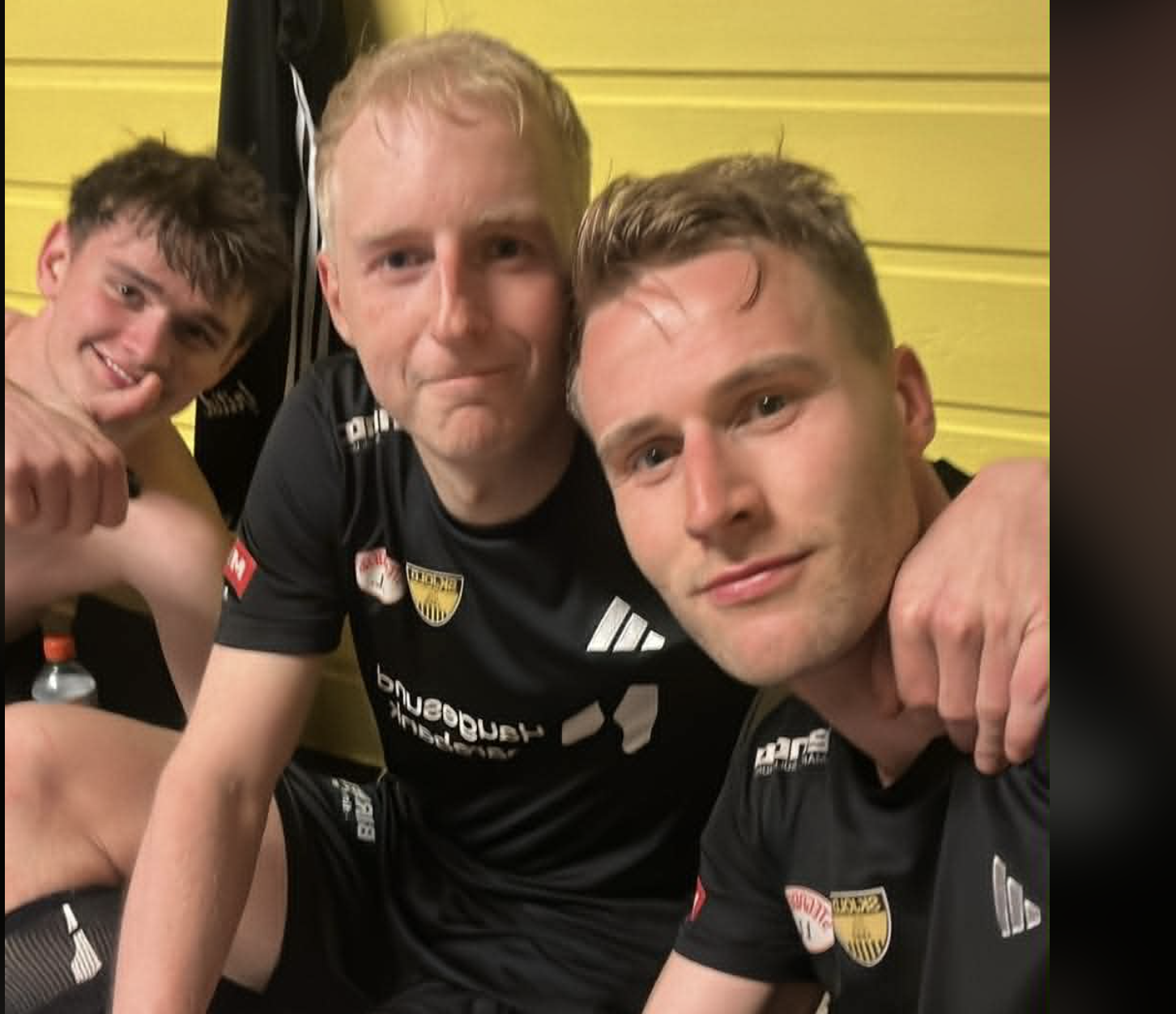 Nikolai Haraldseid, Jonas Sturland og Håvard Hovland er strålende fornøyd etter 4-2 mot Åkra 2.