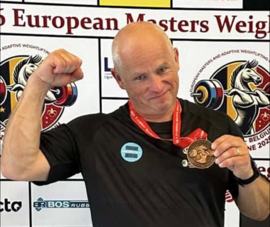Ørjan Østhus med bronsemedaljen fra EM Master 2026. Foto privat