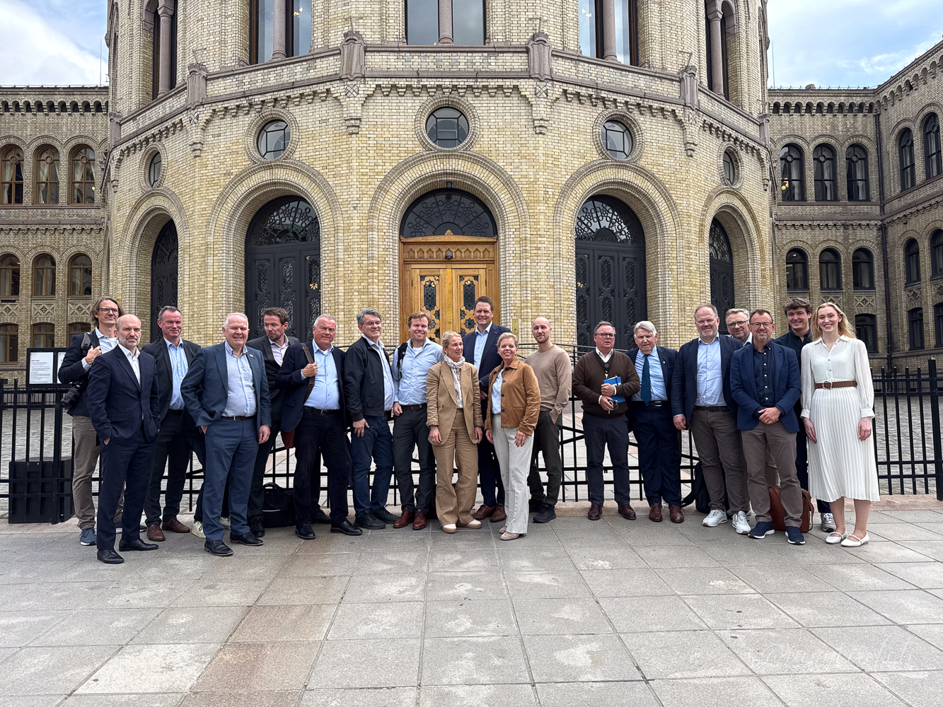 En bred delegasjon fra næringsliv, fagbevegelse, kommuner, havner og maritime miljøer samlet seg foran Stortinget for å be politikerne sikre framdriften for Utsira Nord. Mobiliseringen ble tatt initiativ til av Haugaland Vekst og Haugalandsrådet. 
Foto: Torstein Tysvær Nymoen, Haugaland Vekst.