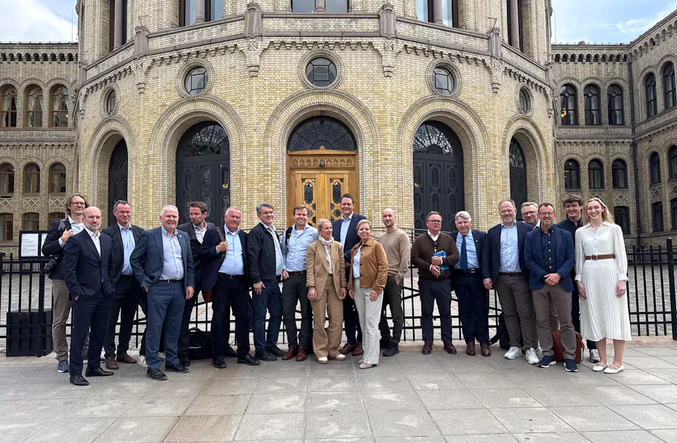 En bred delegasjon fra næringsliv, fagbevegelse, kommuner, havner og maritime miljøer samlet seg foran Stortinget for å be politikerne sikre framdriften for Utsira Nord. Mobiliseringen ble tatt initiativ til av Haugaland Vekst og Haugalandsrådet.
Foto: Torstein Tysvær Nymoen, Haugaland Vekst.