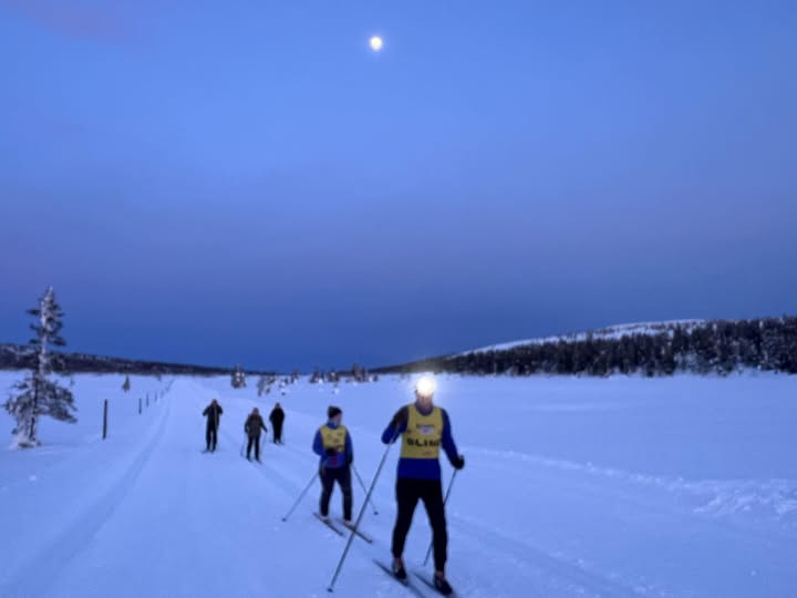 Prosjektet Vinn-Vinn er eit samarbeid retta mot både synshemma og rusavhengige. Dei tar med deltakarane på mange flotte events, f.eks. her frå magisk blåtimetur i fjellheimen. 