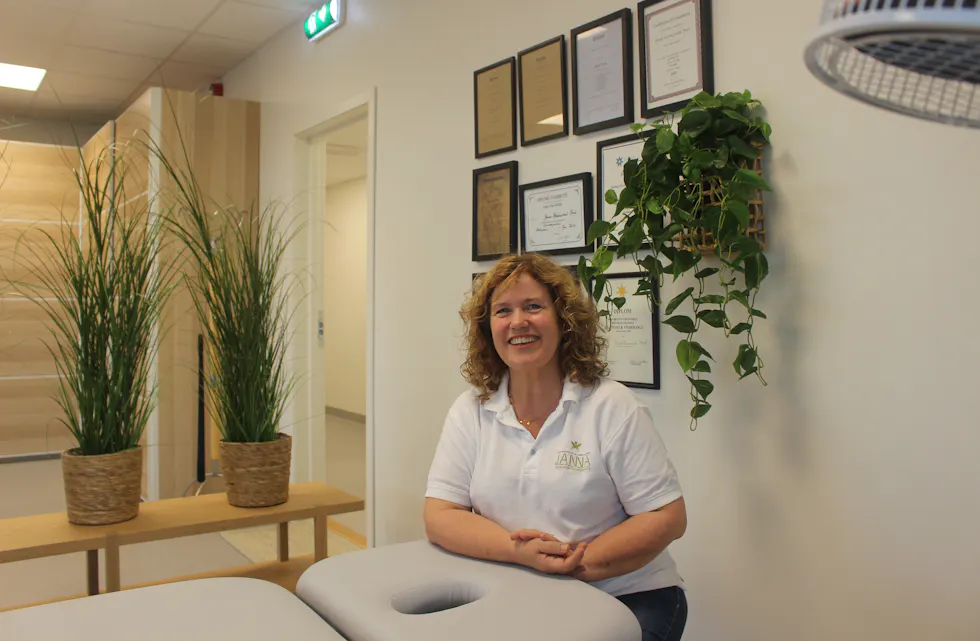 Janna Kvinnesland Tveit har jobba med naturterapi i 22 år. Gjennom åra har det blitt ei lang liste av klientar som jamnleg søker råd hos henne. Sjølv er ho glad for at ho valde nettopp denne yrkesvegen. Nyleg flytta ho til nytt kontor i Falkeidhallen.