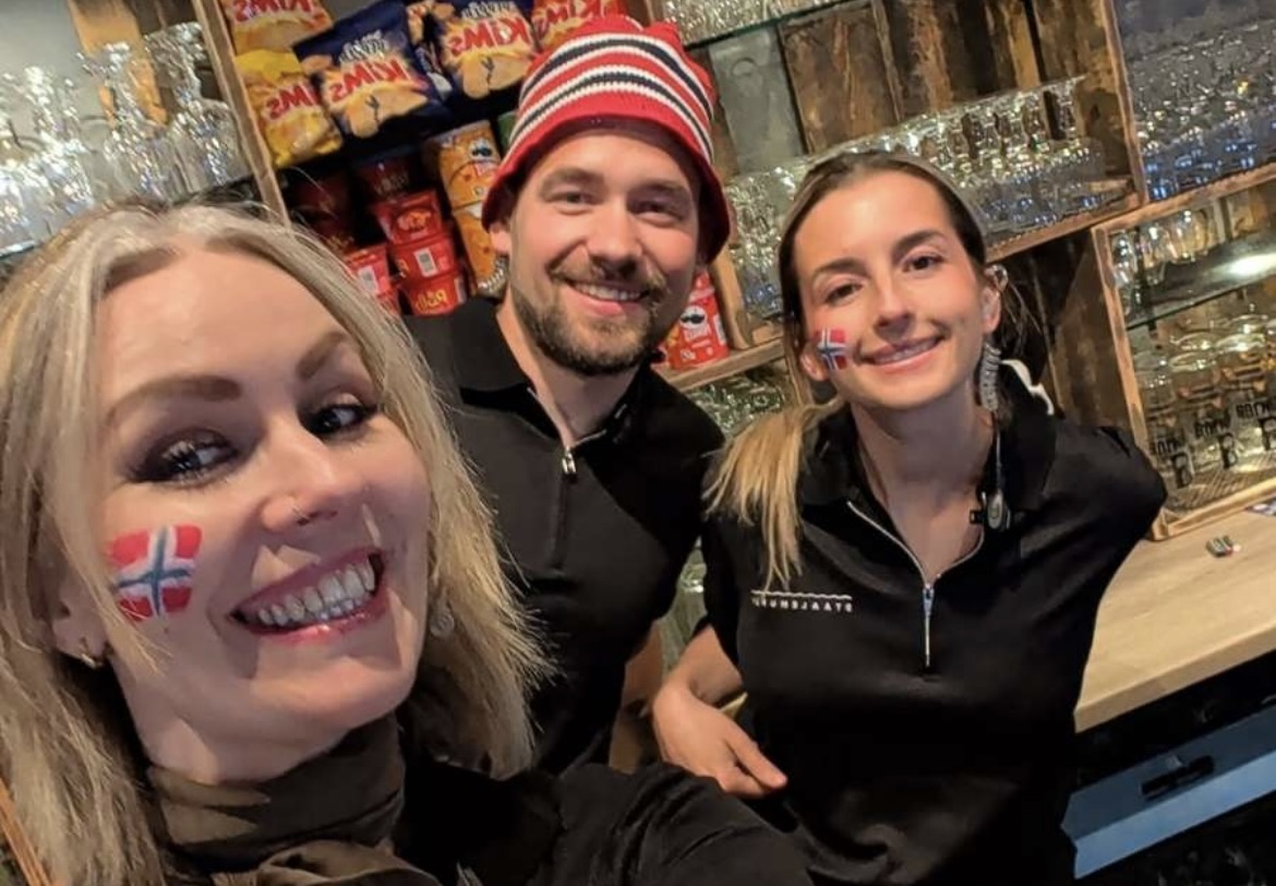 Stemningsrapport fra bargjengen på Staalehuset under kampen mellom Norge-Brasil.