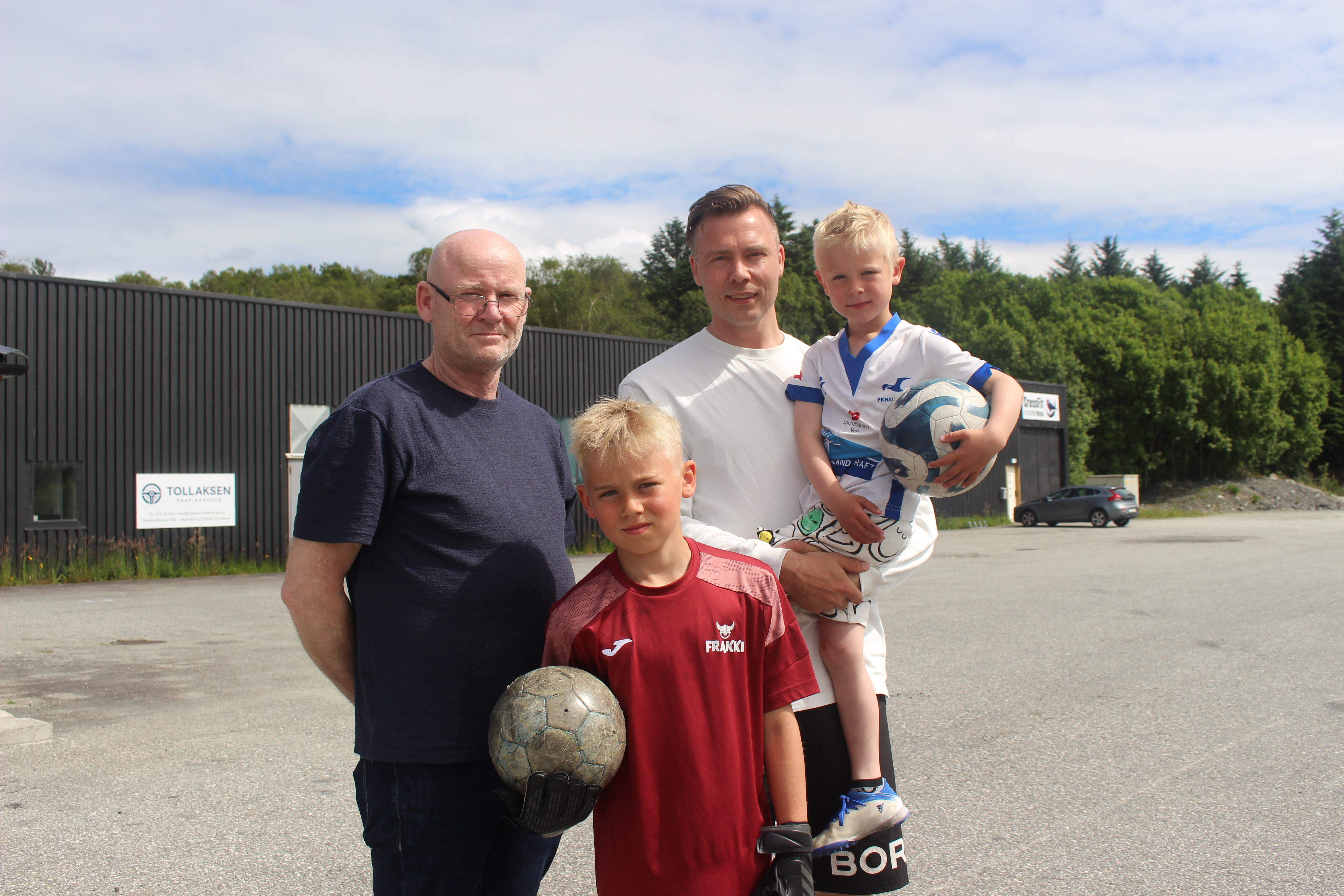 Farfar Geir, Noah (9) framme, pappa Alexander med William (5) på armen. Foto: Marit Tvedt