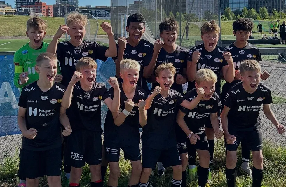 Det ble en historisk opplevelse for denne gjengen i dag. Å vinne over Vålerenga på Valle Hovin er det ikke mange som får oppleve. Foto: Stian Tønnesen