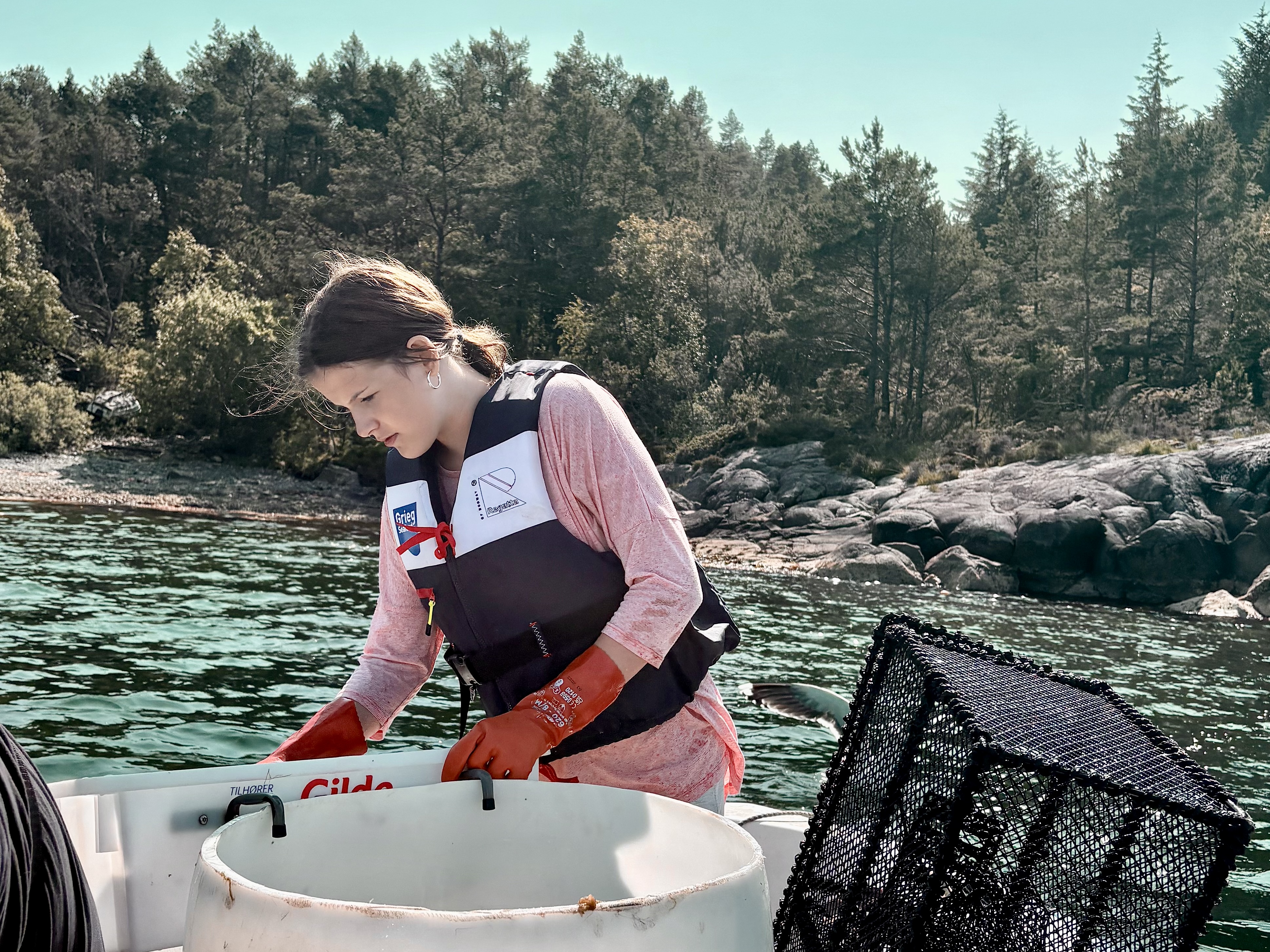 Annabell Kallevik Våge har sommerjobb på farfars fiskebåt, Vibå.