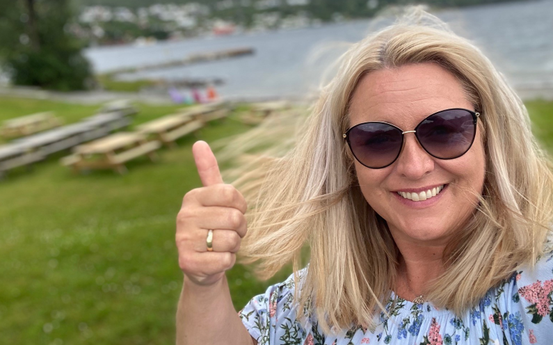 – Med ønske om en riktig god, trygg og innholdsrik sommer til dere alle, skriver ordfører Monika Lindanger.