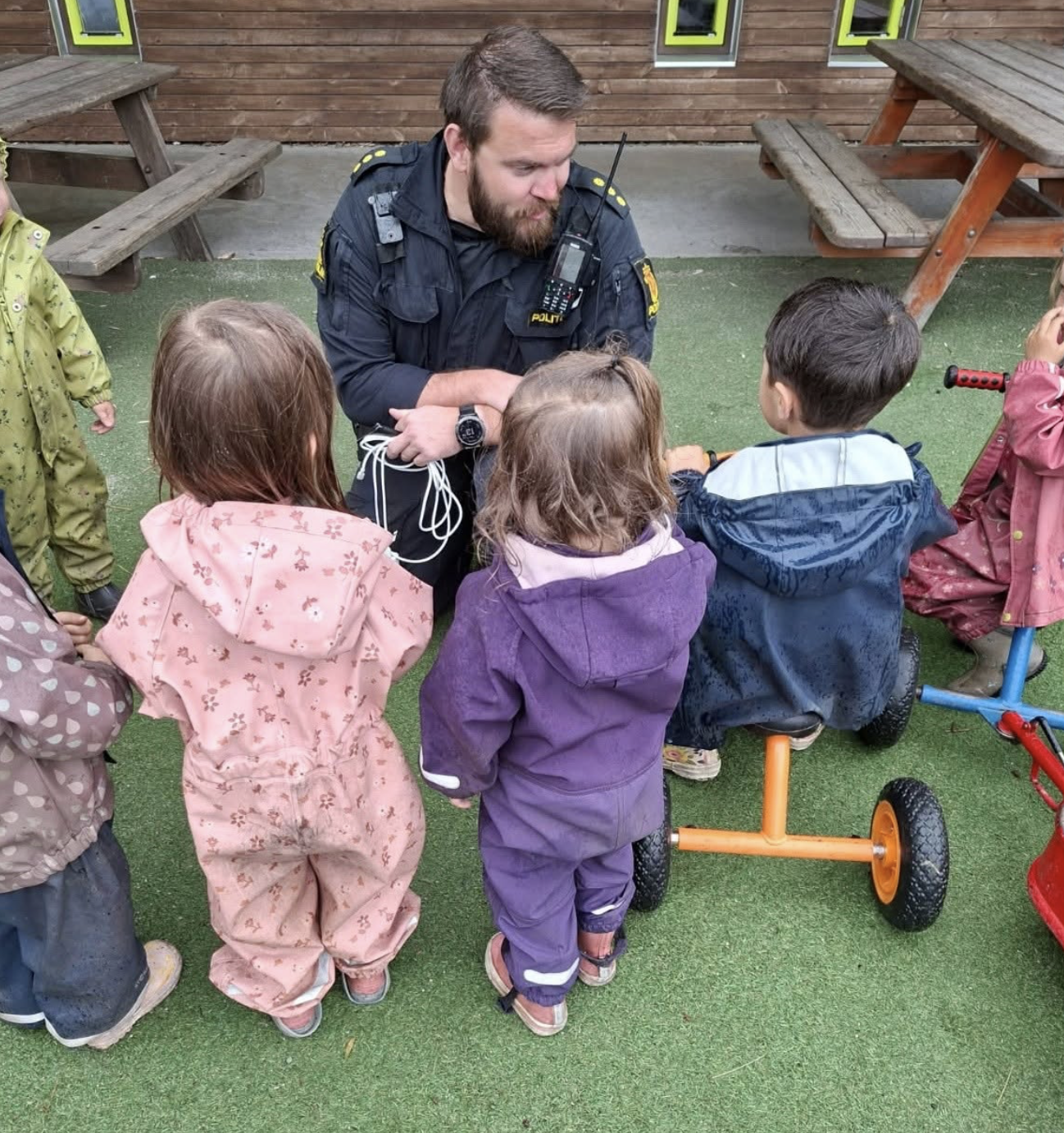 Torsdag fikk barnehagen i Aksdal besøk av politiet, som tok seg god tid til å snakke med barna.