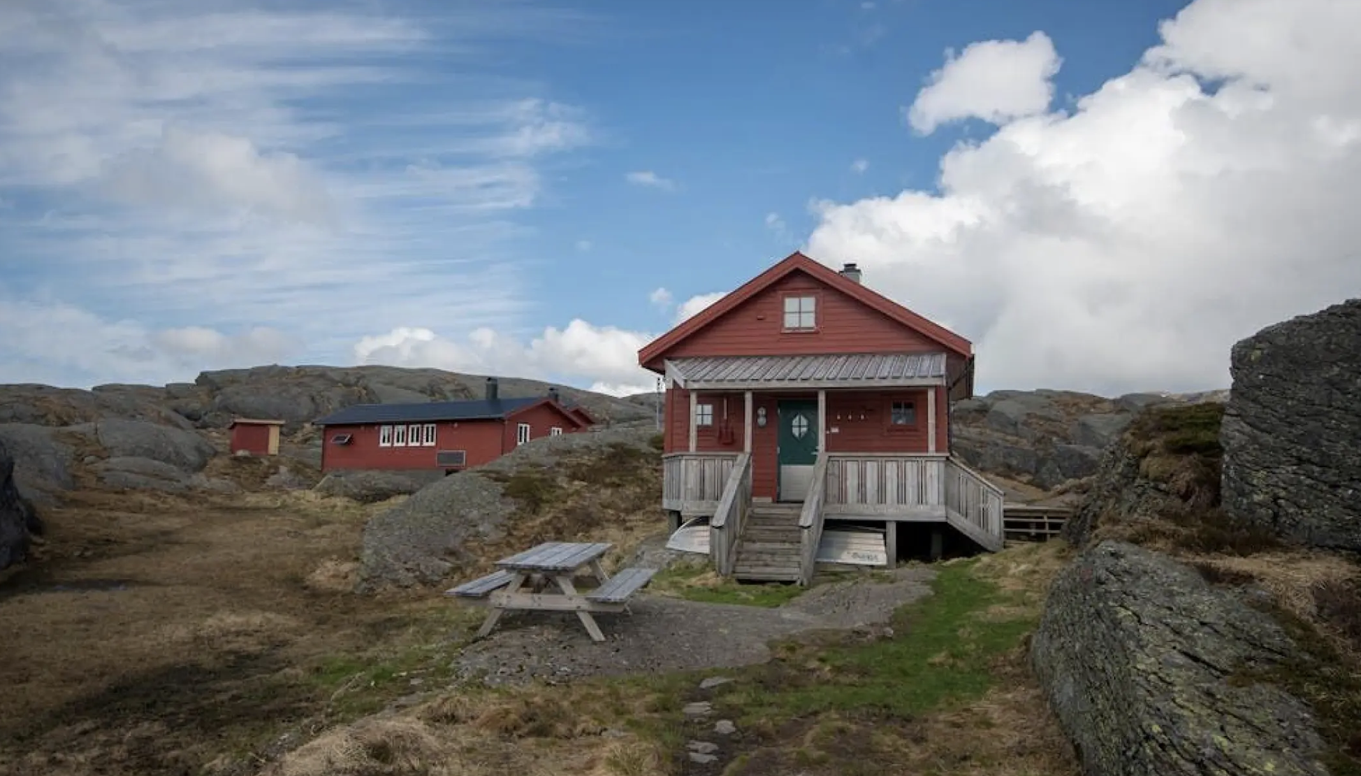 Haugesund turistforening si hytte ved Løkjelsvatn er ein fin rasteplass på veg til Hårlandsnepane.