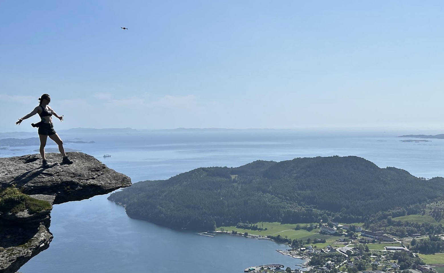 – Vi besøkte Skjoldastraumen og gikk en av dagene tur til Himakånå. Der ble vi filmet av en drone. Det setter jeg lite pris på, sier Aina Jakobsen. Legg merke til dronen i bakgrunnen. Foto: Privat