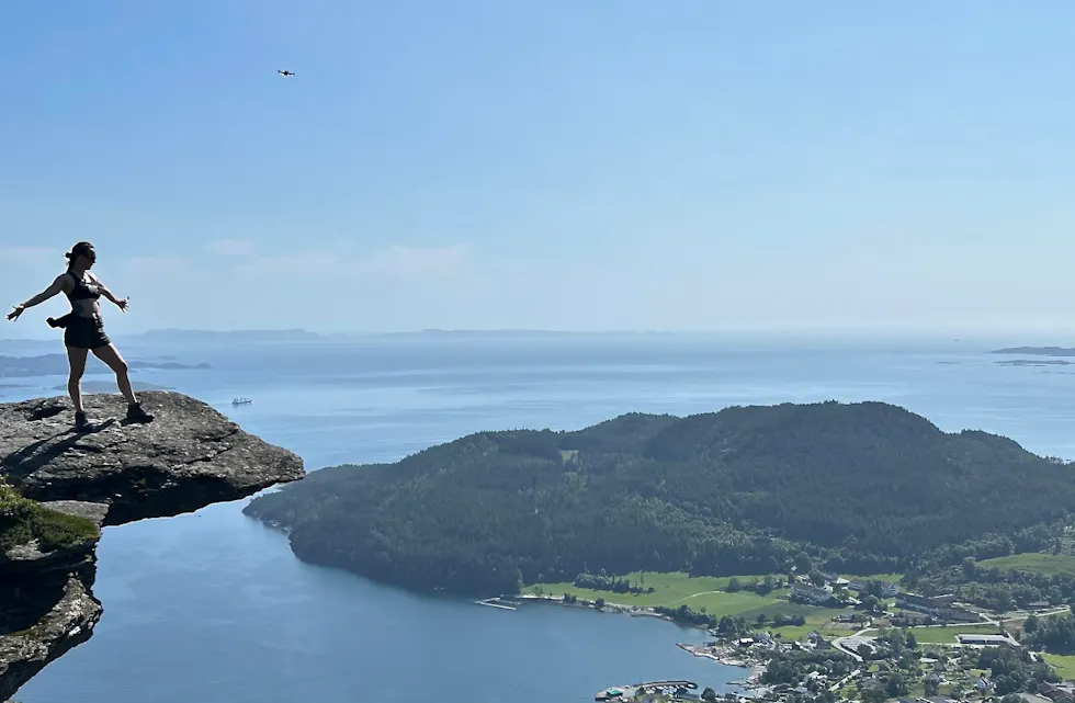 – Vi besøkte Skjoldastraumen og gikk en av dagene tur til Himakånå. Der ble vi filmet av en drone. Det setter jeg lite pris på, sier Aina Jakobsen. Legg merke til dronen i bakgrunnen. Foto: Privat