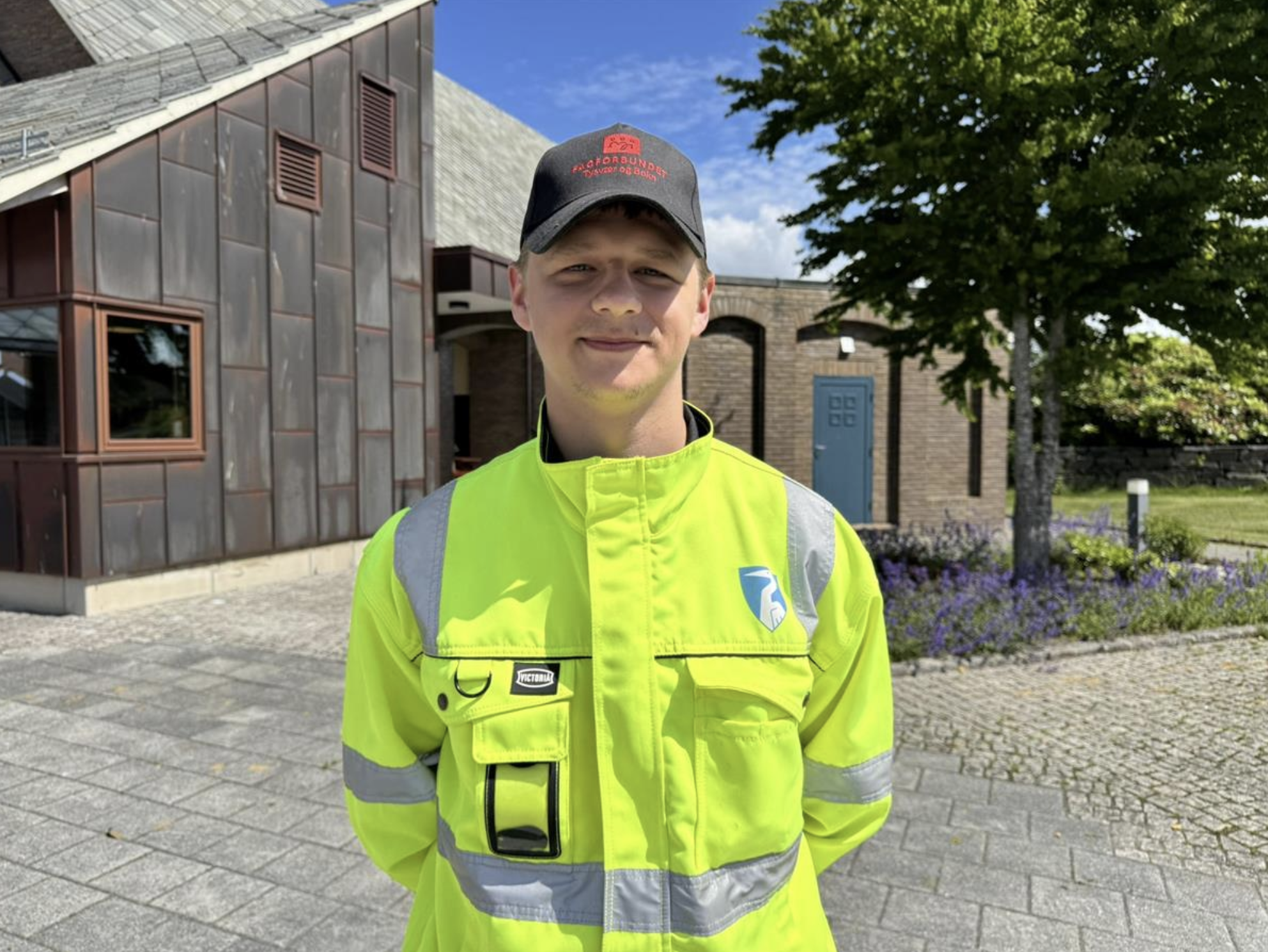 Vladyslav har fått sommerjobb i bygg og utemiljø etter å ha vært i språkpraksis. 
Foto: Tysvær kommune
