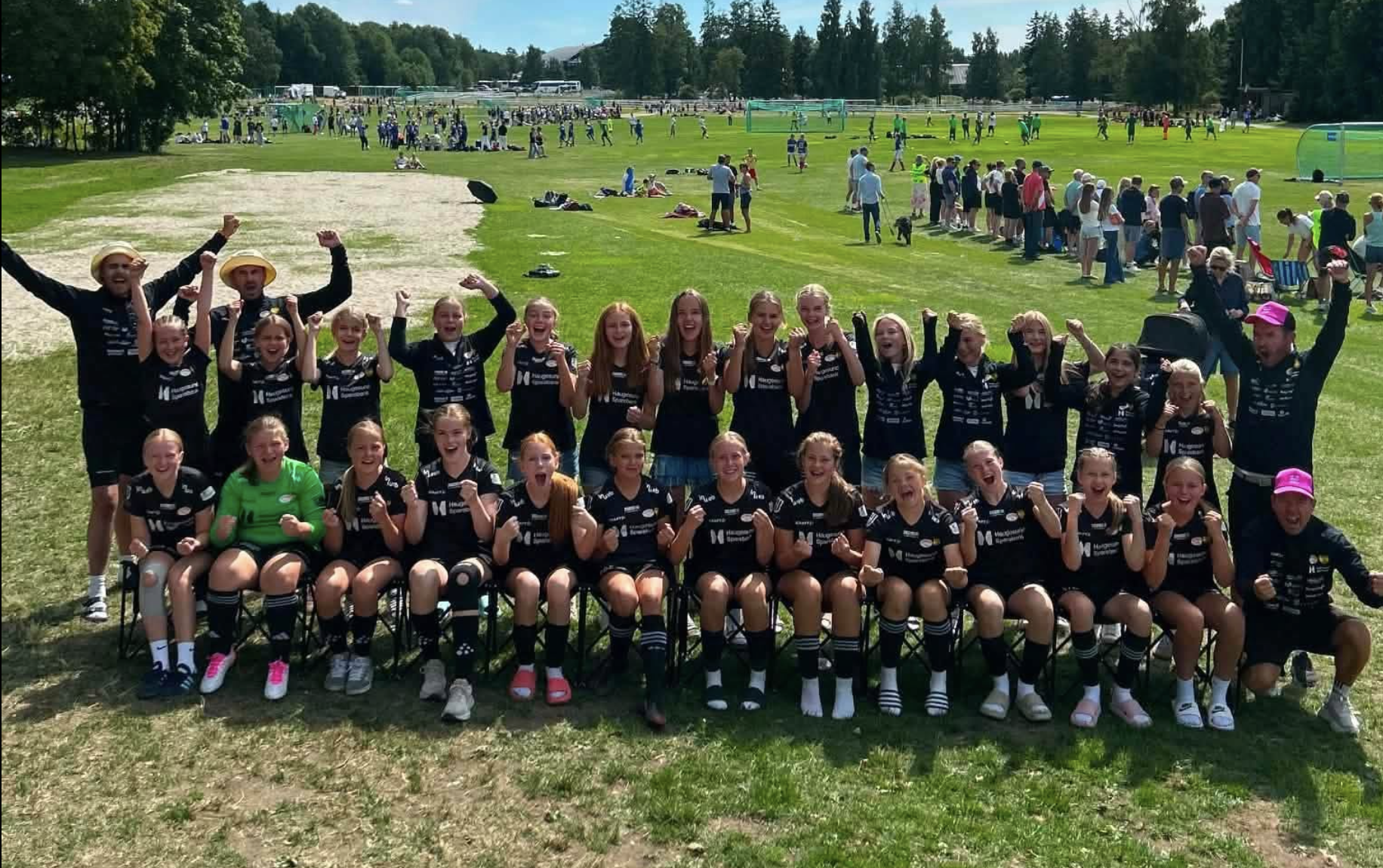 God stemning i Norway Cup dag 3. Dette er Stegaberg/Skjold-jenter som koser seg i sola.