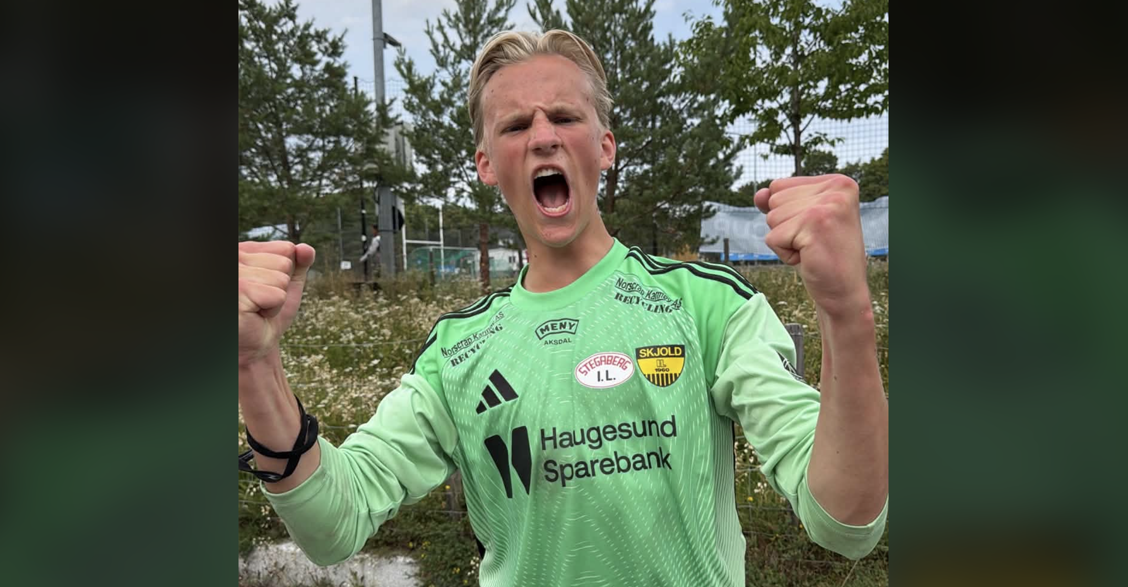 Andreas Sand Sandsgård ble den store helten da Skjold/Stegaberg juniorene nettopp kvalifiserte seg til kveldens semifinale i B-sluttspåillet i Norway Cup. Keeperen reddet to av straffene. Foto: Ottar Kringen Mæland