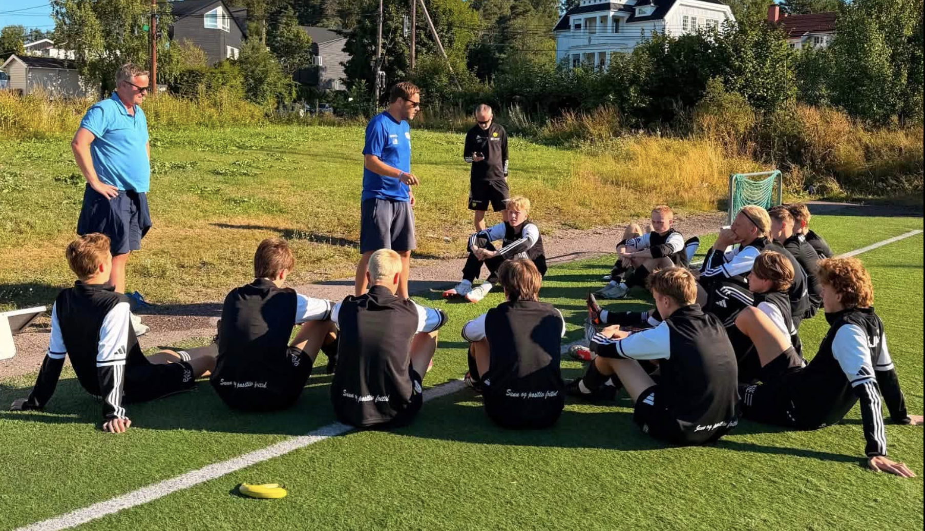 Siste plan blir lagt og guttene er straks klare til kamp. Foto: Stegaberg IL