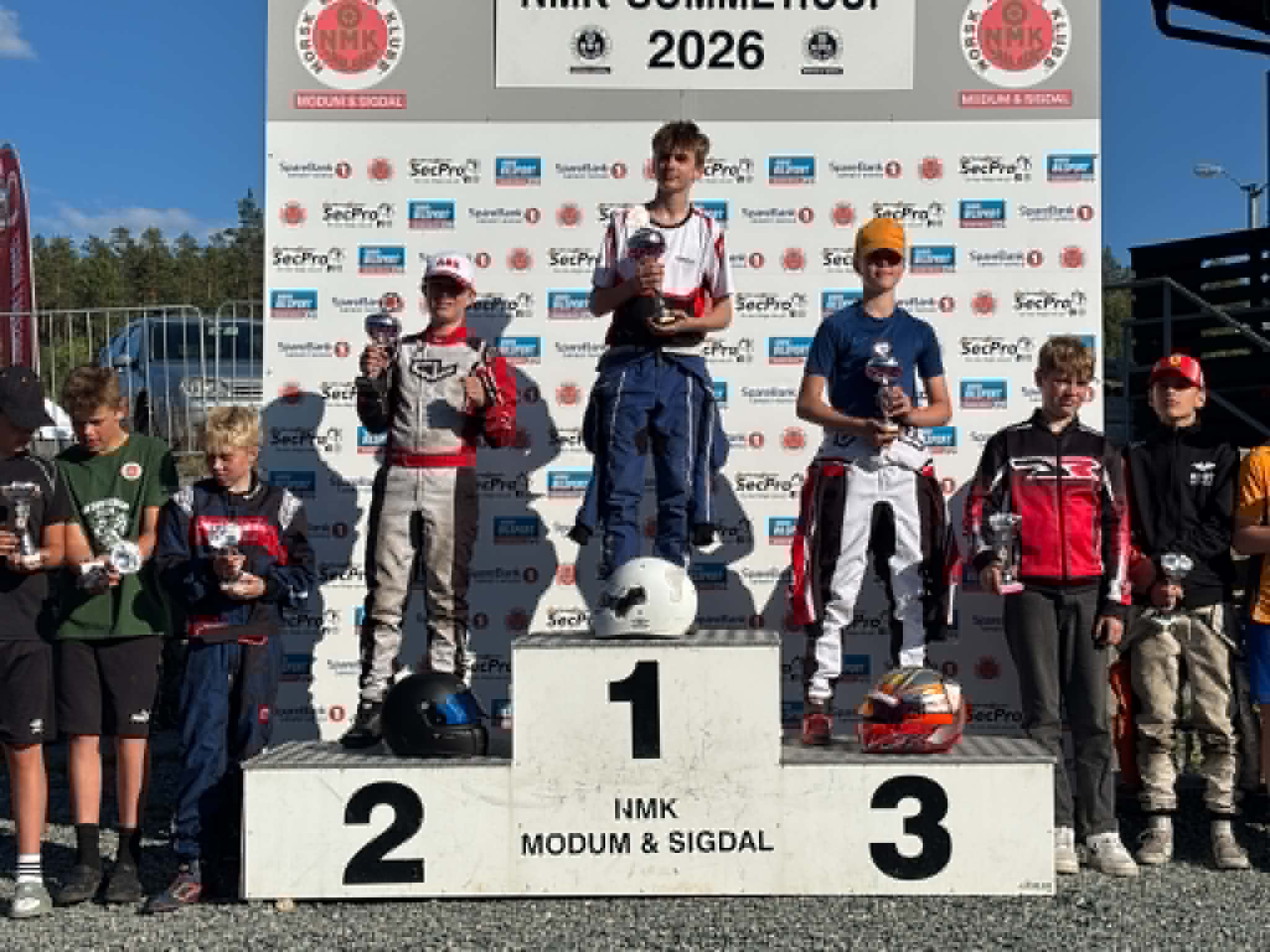 Mika på toppen av pallen etter 1. løp. Foto: Tveit Racing