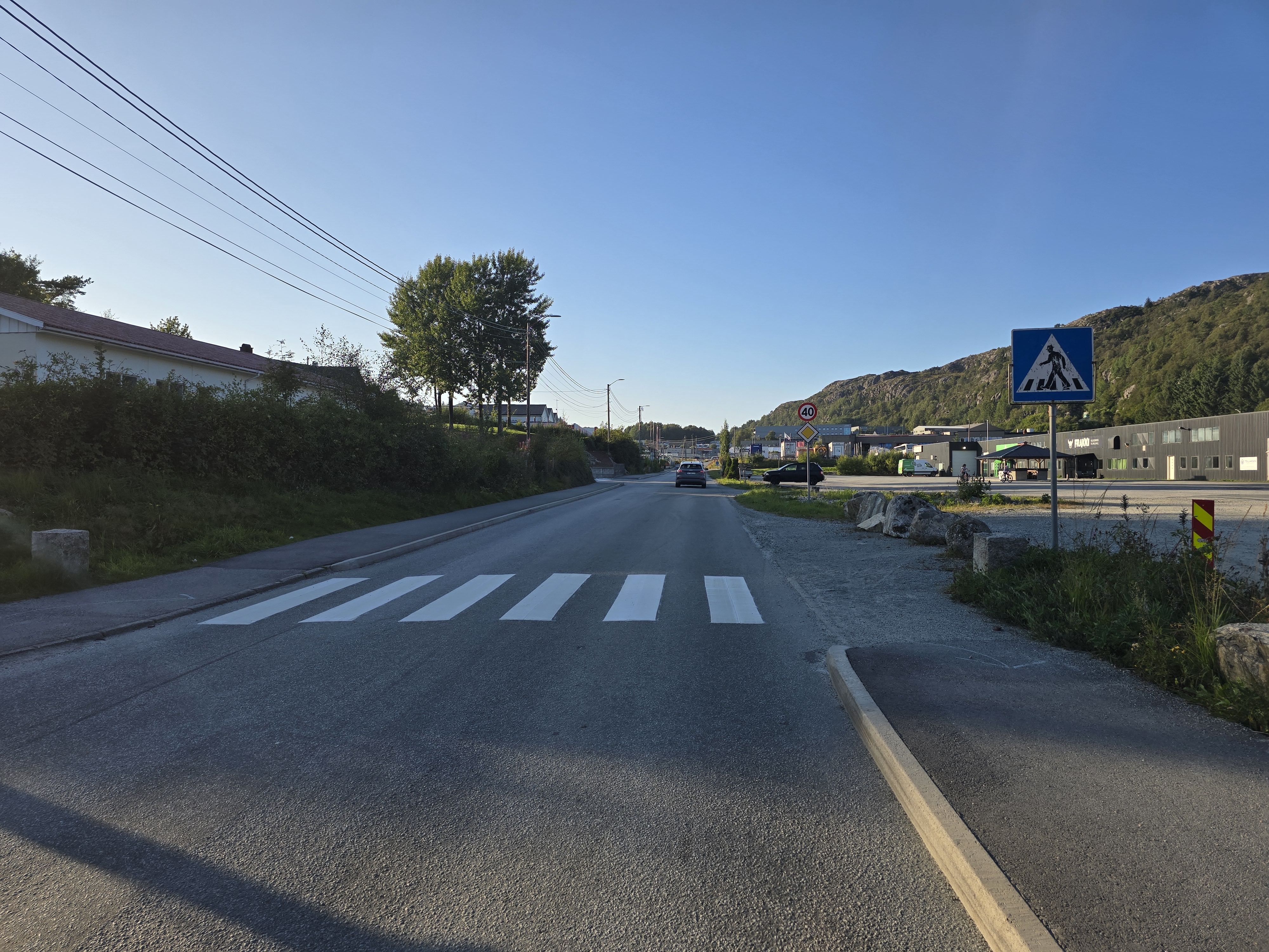 De nymalte overgangene viser godt igjen i Frakkagjerdvegen til glede for de som ferdes der. Foto: Alf-Einar Kvalavåg