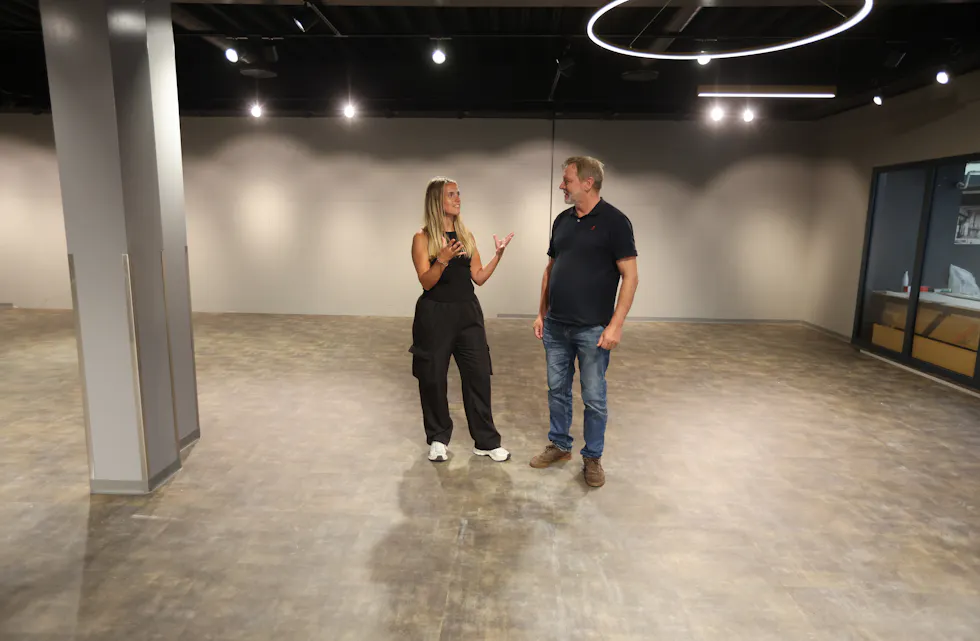 Ein siste sjekk før Vinmonopolet flyttar inn i nye lokalar. Elisabeth Brekke Førland og Frode Yrke ser fram til at butikken kan opne om kort tid.
Foto: Alf-Einar Kvalavåg