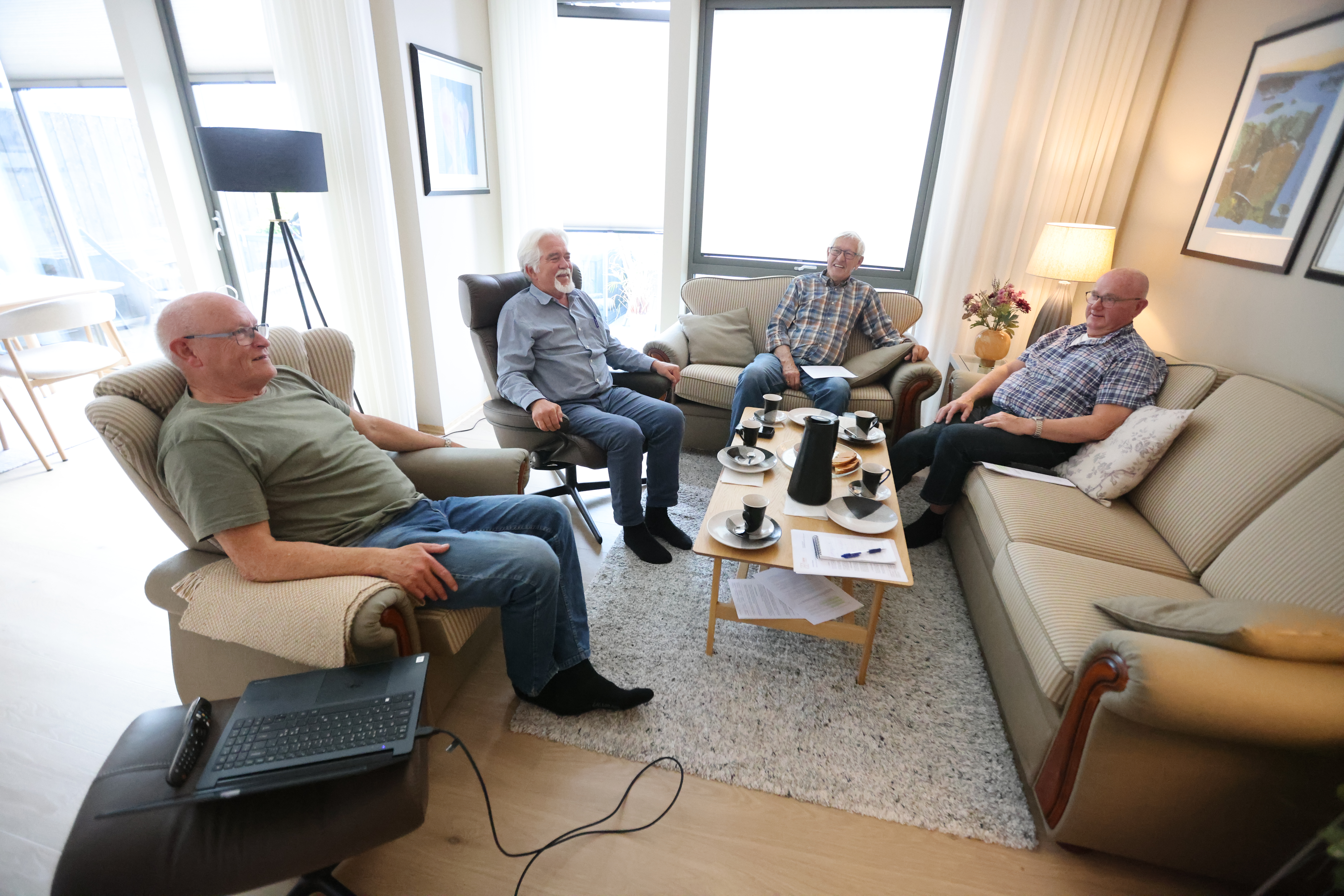 I stuen sitter styret samlet, et styre som består av Arnstein Høyvik, Hartvig Waage, som er leder, Torbjørn Berge og Tor Eskevik.
Foto: Alf-Einar Kvalavåg
