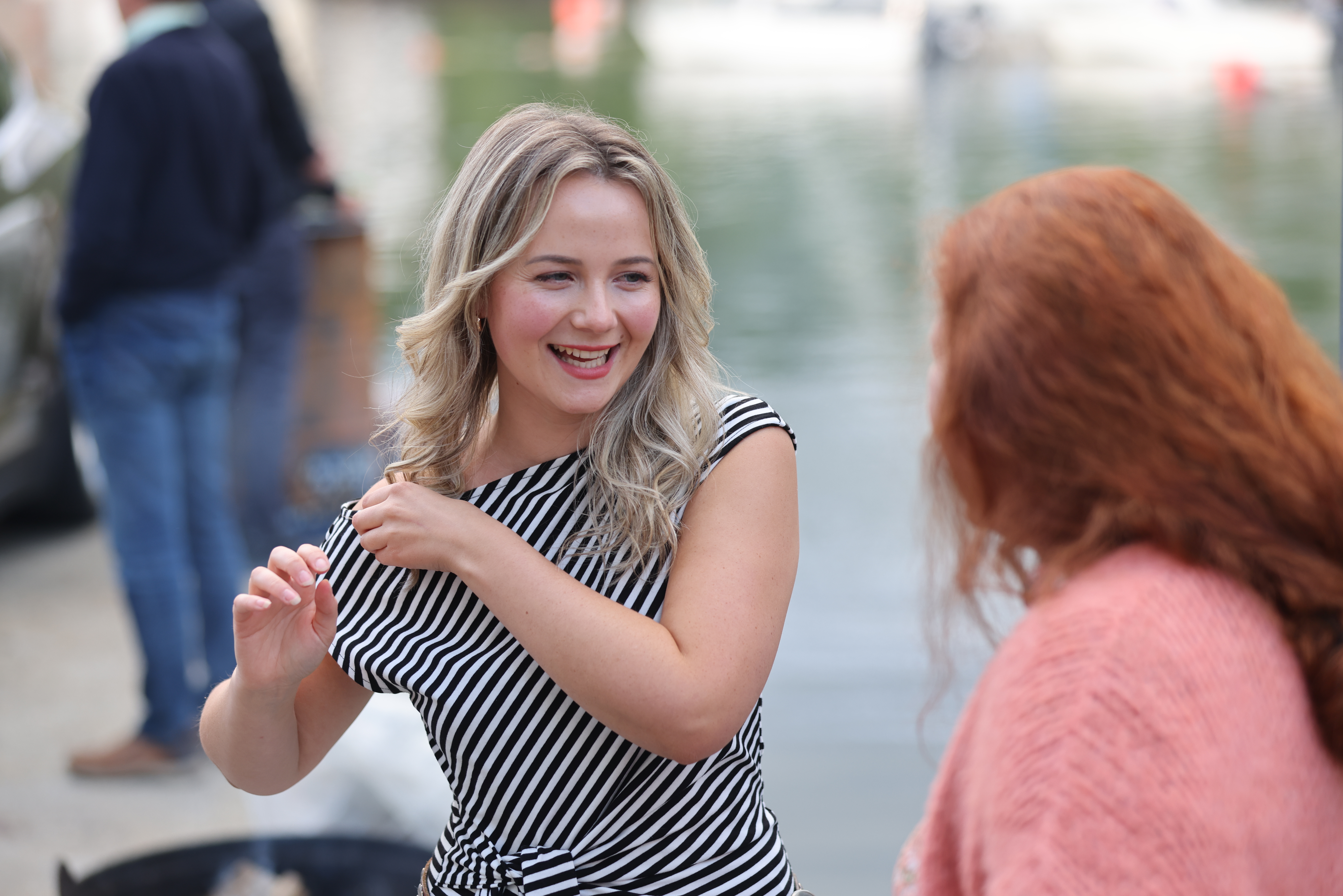 Silje Bie Helgesen fekk mykje skryt frå eit lyttande publikum då ho presenterte sin sjølvskriven låtar i Auklandshamn.