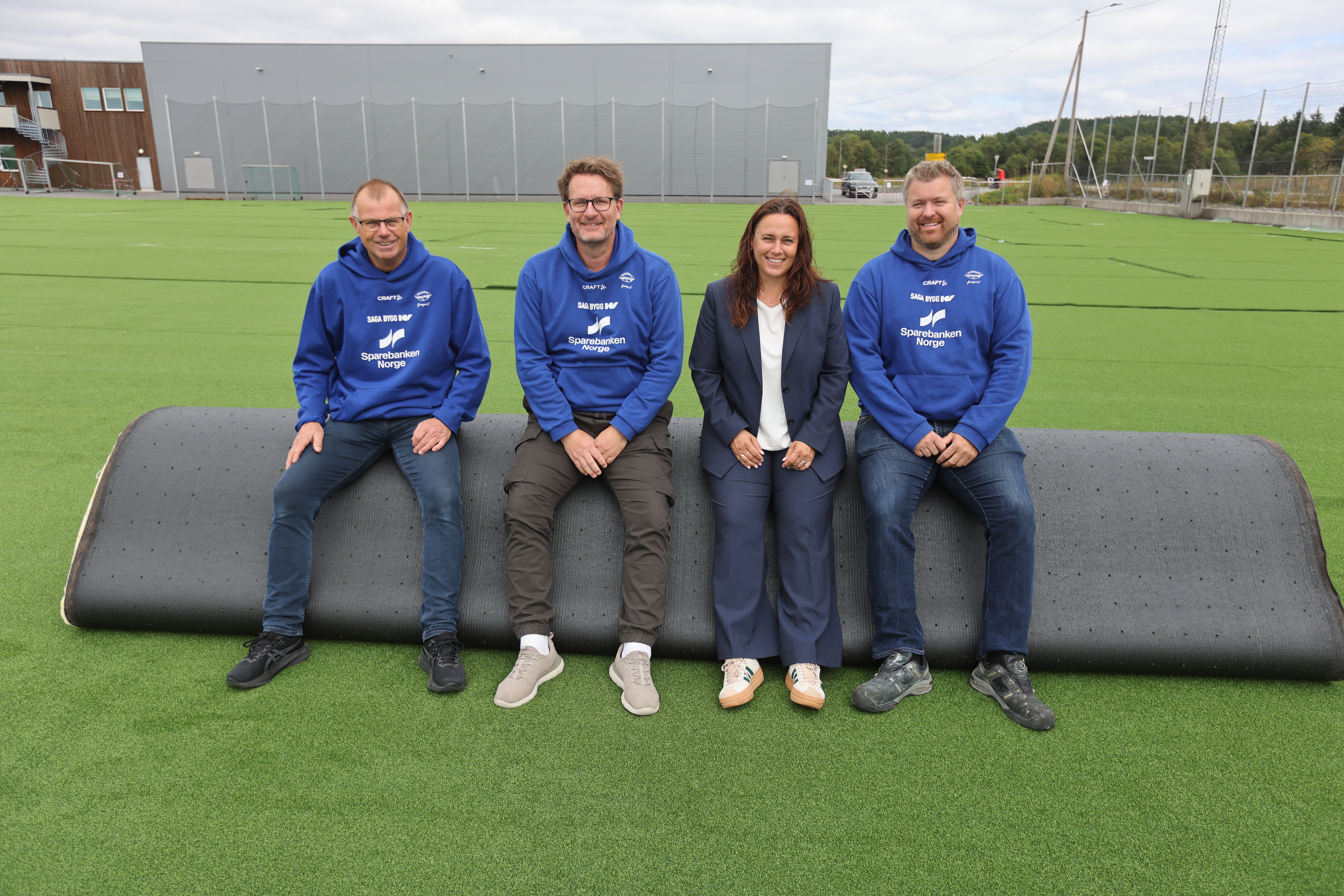 Narve Susort, Rune Waage, Lene Ognøy Foss og Øystein Odland kosar seg på rullen med kunstgras. Om kort tid skal banen opnast på nytt for fotballkampar.
Foto: Alf-Einar Kvalavåg