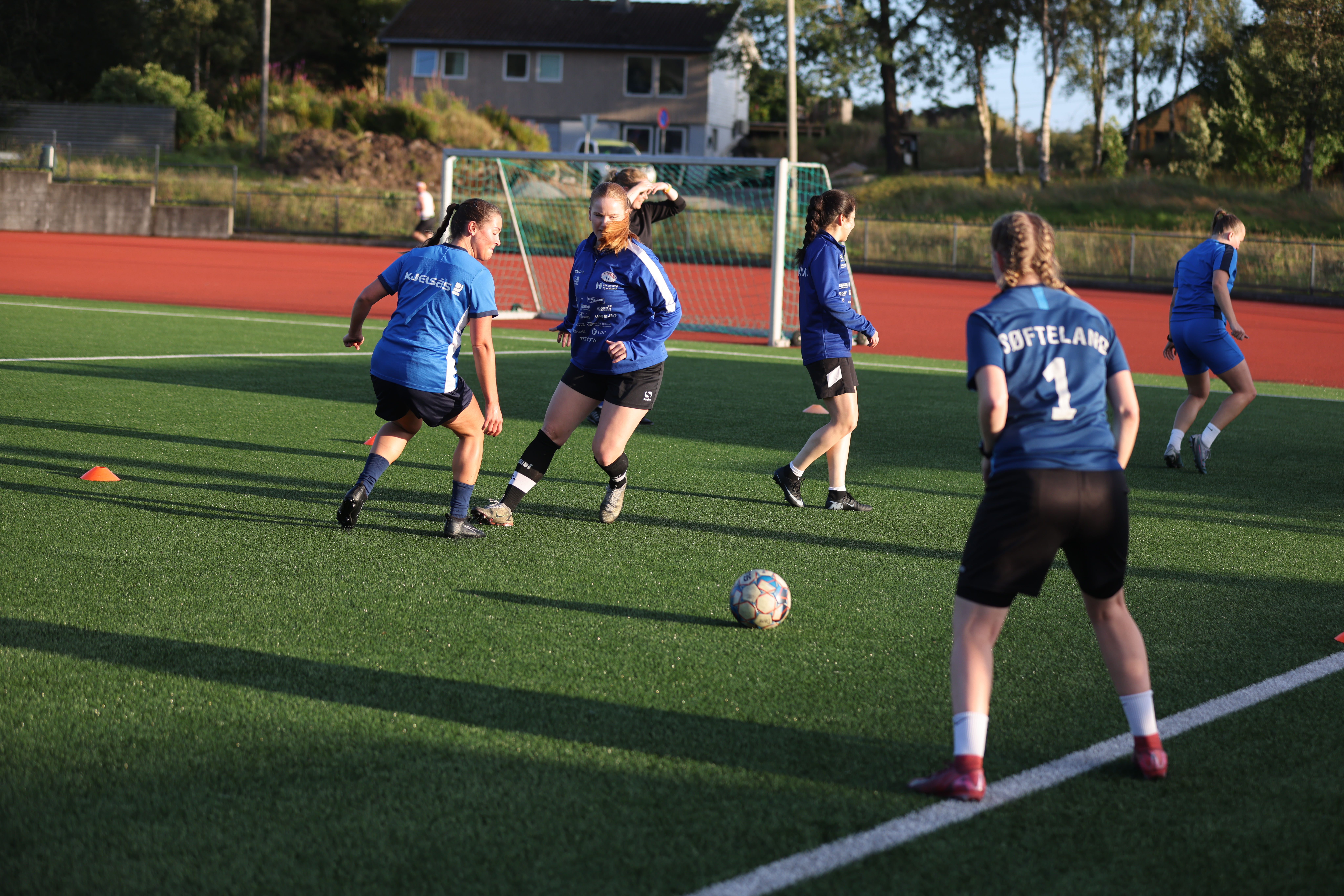 Kamilla Rasmussen ( i midten) tilbake i trening etter smellen ho fekk i armen i kampen mot Vedavåg. Den såg ikkje ut til å plage henne særleg.
Foto: Alf-Einar Kvalavåg
