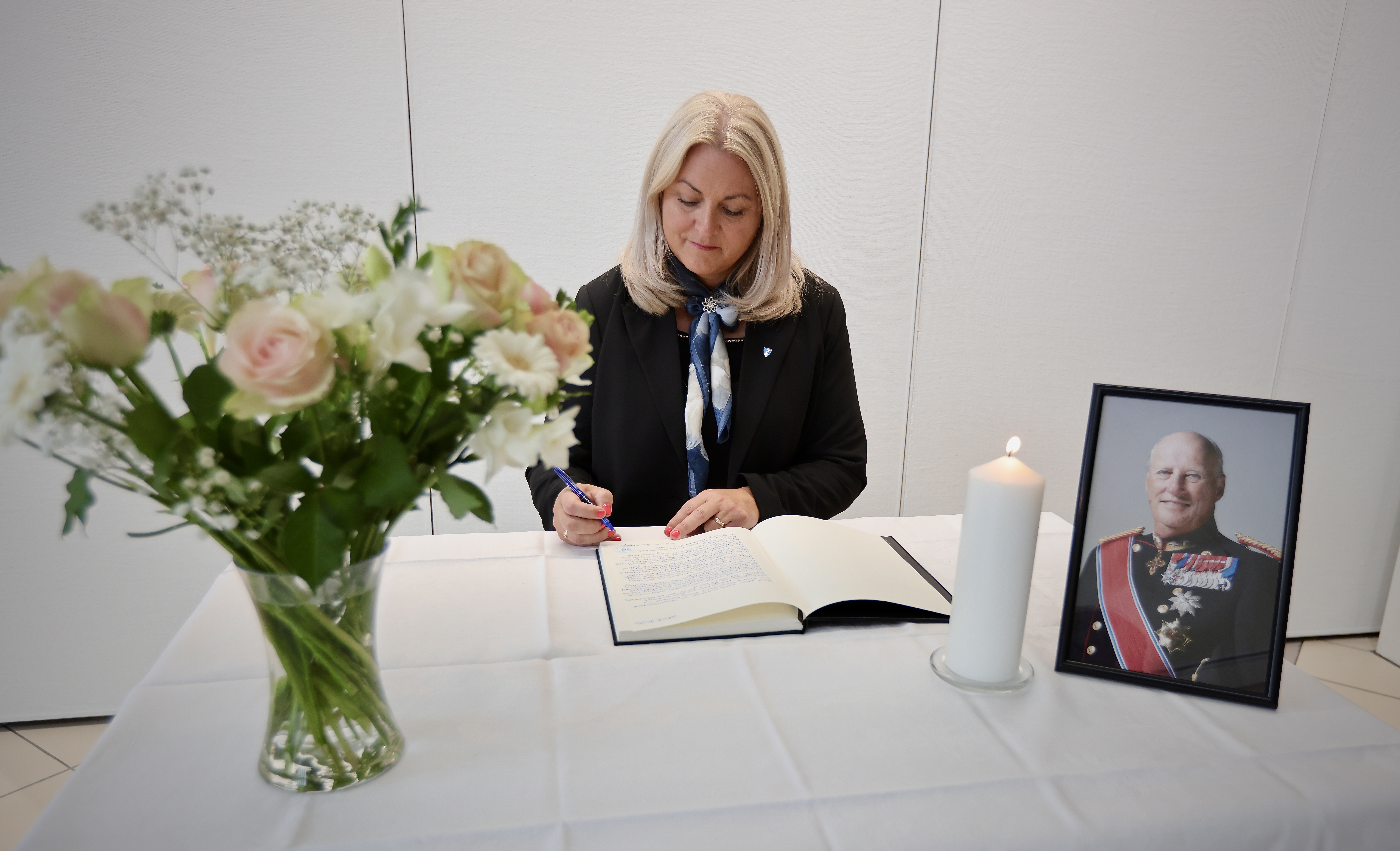 Ordfører Monika Lindanger var den første som signerte i kondolanseprotokollen. Foto: Alf-Einar Kvalavåg