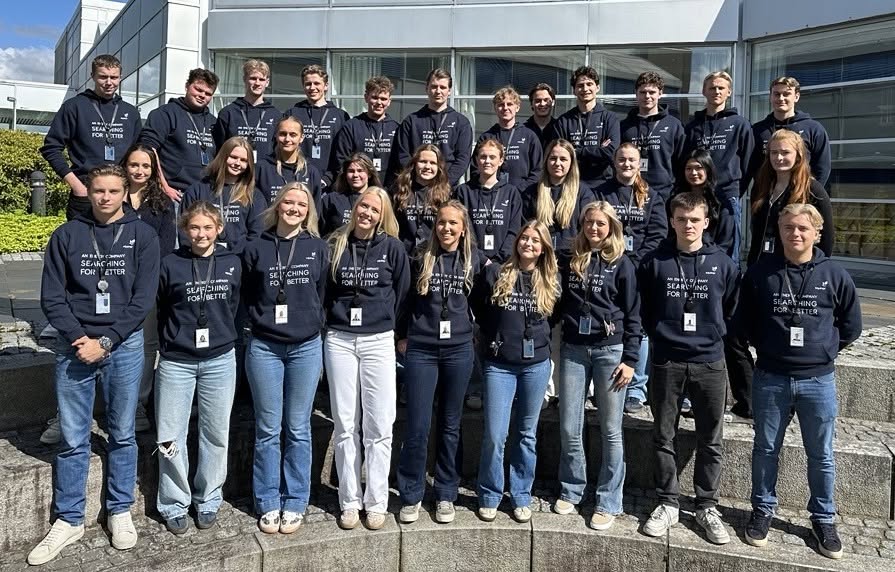 Øverst fra venstre,
Ole Liam Brekne, Kristoffer Sollesnes, Dennis Tveit, Abel Berger Follevåg, Olliver Halvorsen, Erik Myhr Imsland, Ørjan Oliversen, Eliah Josephsen, Serhii Kutiev, Theo Idsø, Andreas Strand Sandsgård, Elias Rasmussen

Midten fra venstre,
Thea Bjørge, Maren Nordbø, Emilie Svendsen, Malin Vegusdal Hills, Maja Aaserød, Sofie Tellevik Ryn, Maria Storm Sørensen Osadchuk, Helena Oftedal Hegland, Jenny Nguyen, Leahna Bersaas Lie

Nederst fra venstre
Marius Vågen Sletten, Thea Torkelsen, Marte Hunsbedt, Camille Røiland Stiegler, Vilde Wee Flatnes, Stine-Elin Sevland Skjønhaug , Oda Førland, Sigurd Kvilhaug, Morgan Wisnæs.