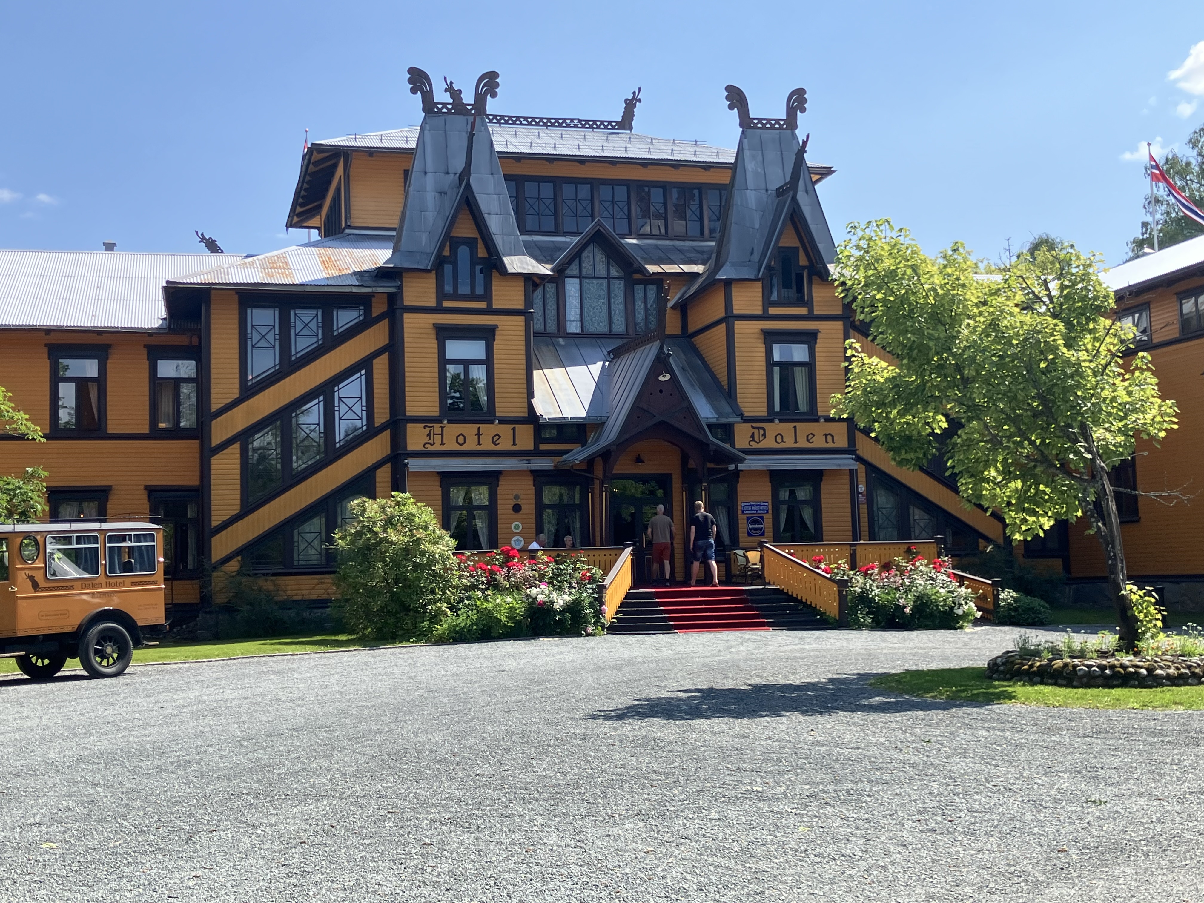 Inngangspartiet på det ærverdige hotellet frå 1894 er eit overraskande syn for dei som ikkje har førebudd seg. Eit stort, fantastisk utsmykka trehotell i ei lita bygd, ved vasskanten av innsjøen Bandak. Foto: Marit Tvedt