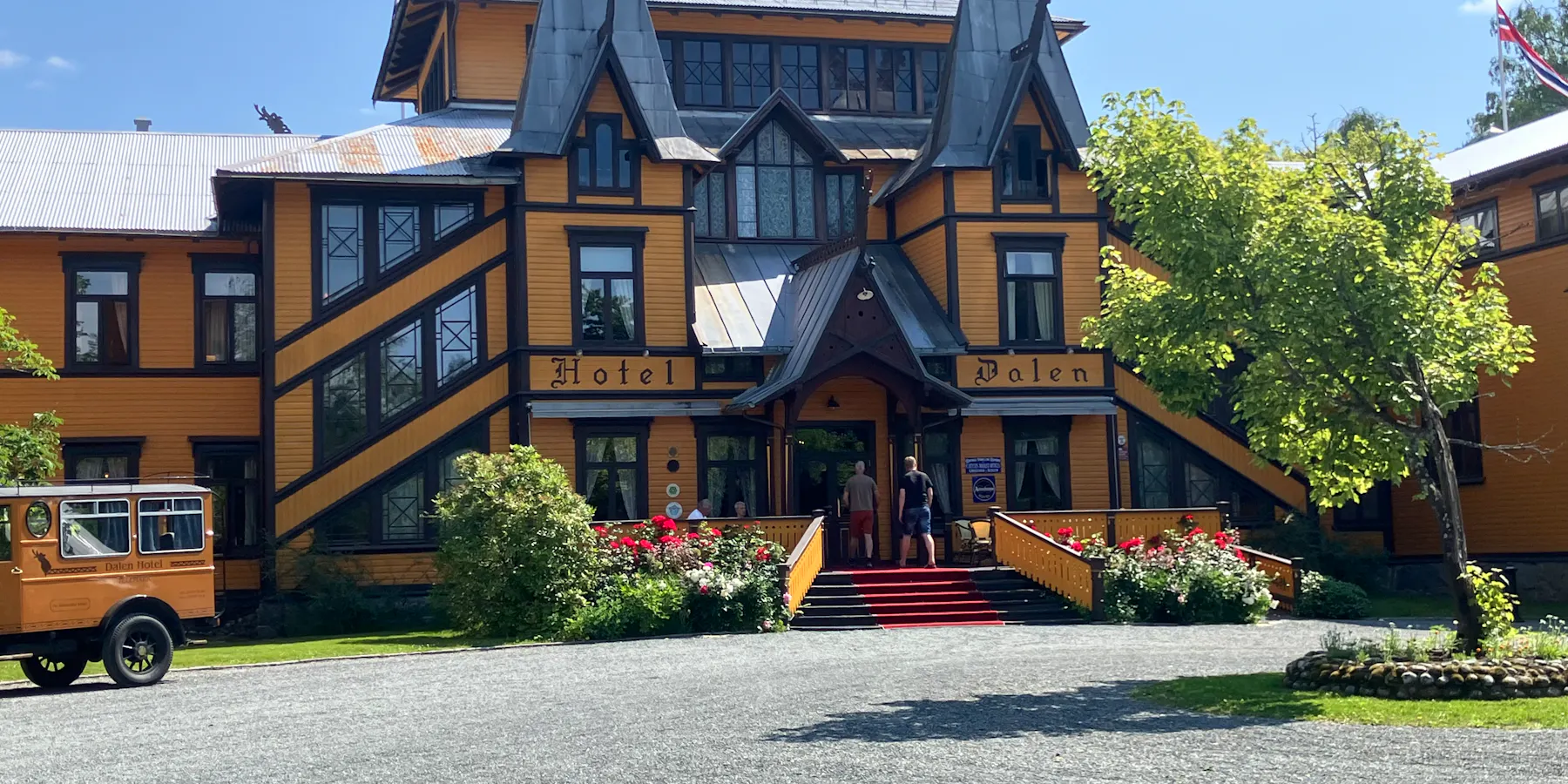 Inngangspartiet på det ærverdige hotellet frå 1894 er eit overraskande syn for dei som ikkje har førebudd seg. Eit stort, fantastisk utsmykka trehotell i ei lita bygd, ved vasskanten av innsjøen Bandak. Foto: Marit Tvedt