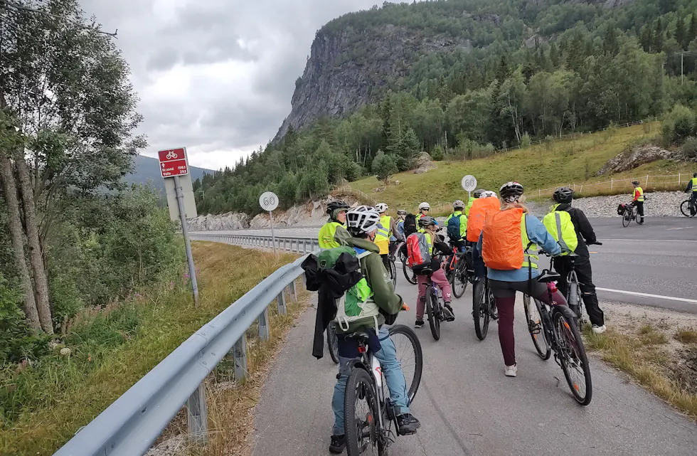 Over 20 ungdom og vaksne på sykkeltur i Setesdalen
