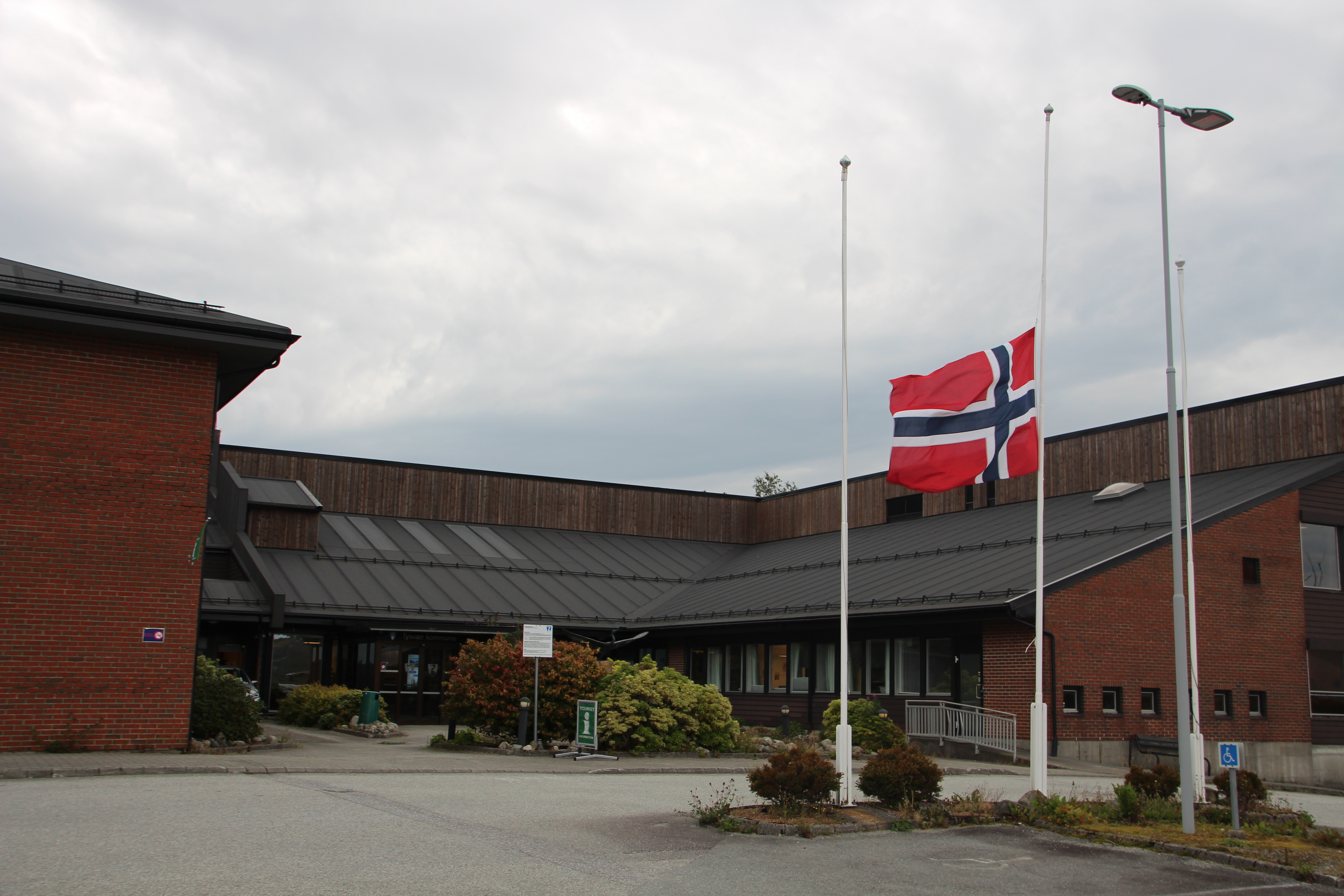 Det norske flagget er senket utenfor Tysvær rådhus.